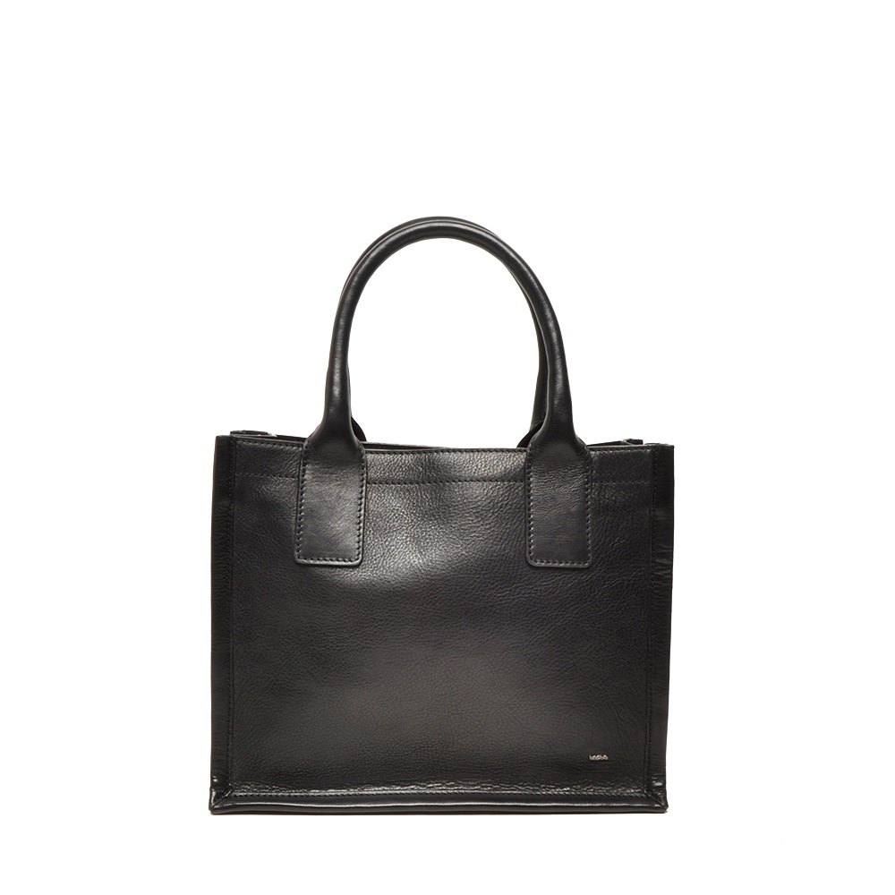 Deze Berba Icons Tote Bag S Tote 885-114 is gemaakt van hoogwaardig leer en biedt veel opbergruimte met meerdere vakken. De tas heeft een minimalistisch design met verfijnde details en een afneembare schouderriem voor veelzijdigheid. Draag de tas over je schouder of in de hand voor een stijlvolle look. Perfect voor dagelijks gebruik of speciale gelegenheden.
Hoogte	23 cm. hoog
Breedte	29 cm. breed
