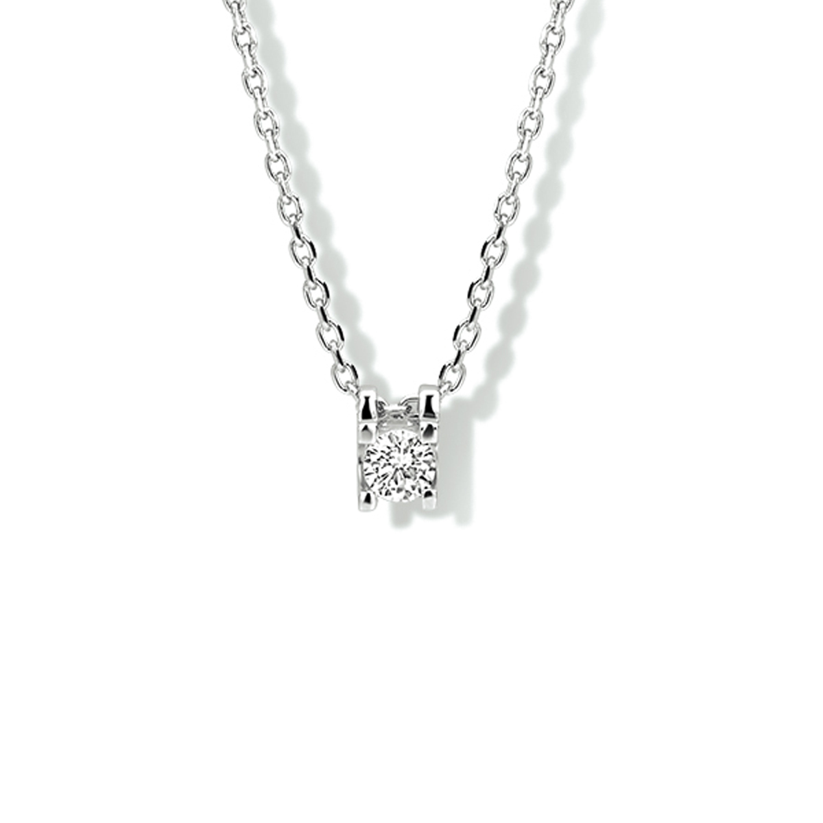 Gerhodineerd zilveren collier met zirkonia. De lengte van het collier bedraagt 41cm met 4cm extensie. 
Breedte: 5 mm
Kortste lengte: 41 mm
Langste lengte: 45 mm
Hoogte: 6.4 mm
Zetting: solitaire (chatonzetting)