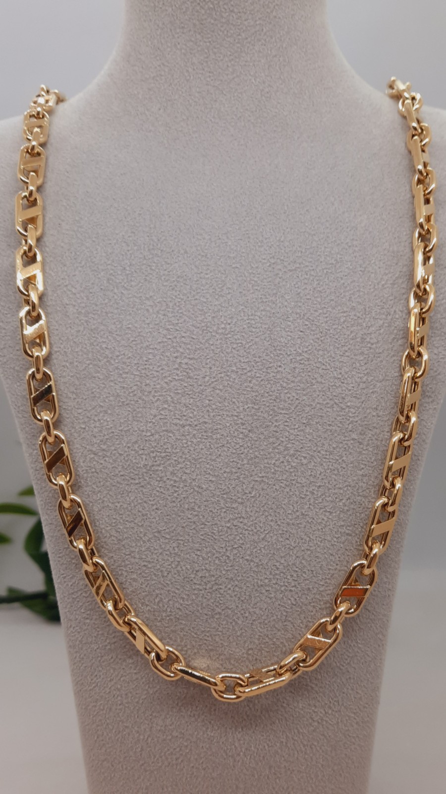 De gouden herenketting (modelnummer 00095) is een verbluffend sieraad vervaardigd uit 14-karaats goud. Met een gewicht van 40,54 gram en een breedte van 6,9 mm, straalt het een glanzende pracht uit. De ketting heeft een lengte van 70 cm, ideaal om over een T-shirt of boven een nette blouse te dragen voor een stijlvolle look.