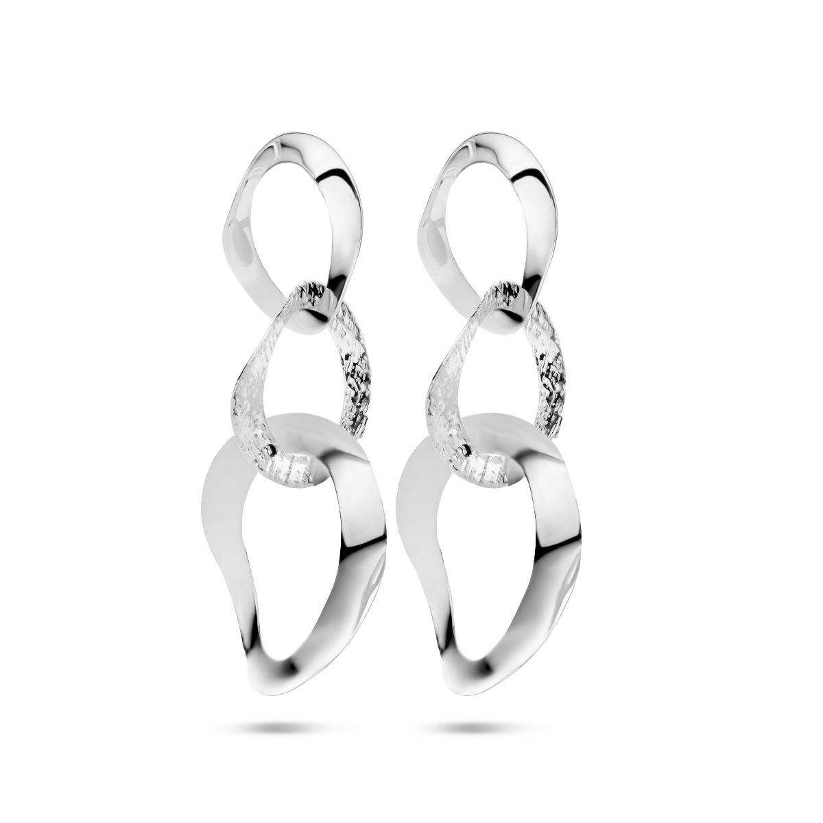 Gerhodineerd 925 zilveren ronde oorhangers. De oorhangers hebben een totale hoogte van 4.4cm.