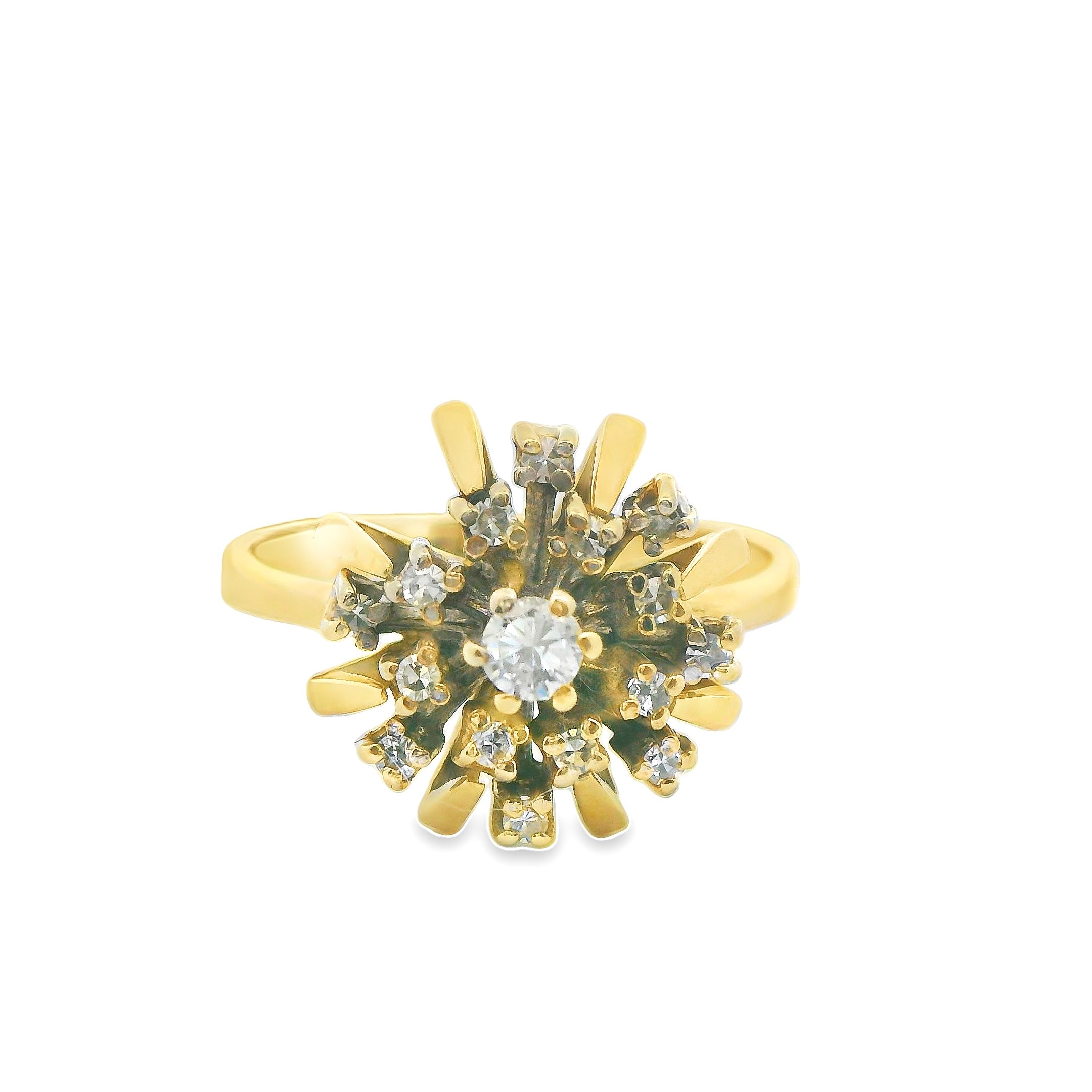 Deze schitterende ring is vervaardigd uit 14 karaat geelgoud (4.50) en bezet met prachtige diamanten. De ring is tweedehands en heeft een verfijnde vintage uitstraling, wat hem een uniek en tijdloos karakter geeft. De glanzende diamanten in combinatie met de warme gloed van het geelgoud maken dit sieraad een echte blikvanger. Ondanks zijn tweedehands status verkeert de ring in uitstekende staat, klaar om een nieuw leven te beginnen en elke gelegenheid te verfraaien.