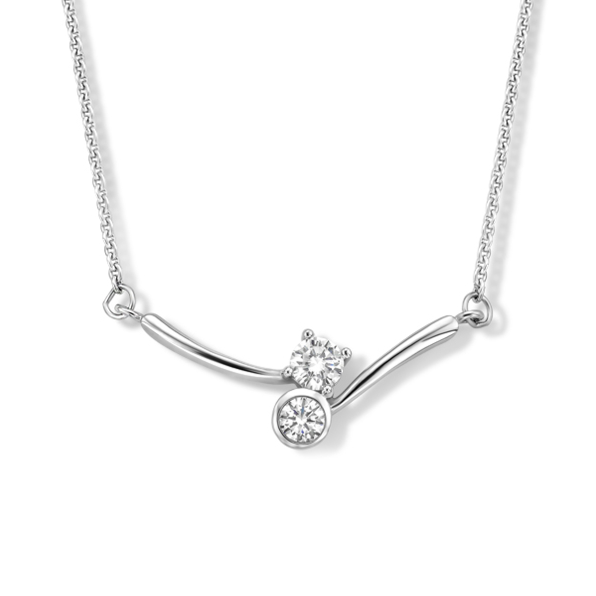 Gerhodineerd 925 zilveren collier met heldere zirkonia en een schakelbreedte van 1.2mm. Het collier heeft draaglengtes van 42 en 45cm. Uitgevoerd met een karabijn sluiting.