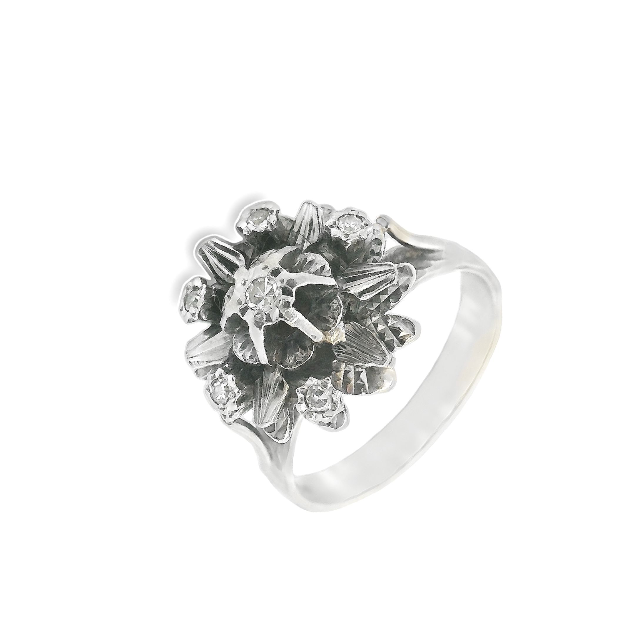 Deze prachtige 14 karaat witgouden ring met diamanten (4 gr) ademt een onweerstaanbare vintage charme. De ring, gemaakt van verfijnd witgoud, wordt verfraaid door schitterende diamanten die de klassieke elegantie benadrukken. Dit tweedehands juweel heeft een unieke geschiedenis, wat bijdraagt aan zijn bijzondere karakter en aantrekkingskracht. Perfect voor liefhebbers van tijdloze schoonheid en exclusieve sieraden met een verhaal.