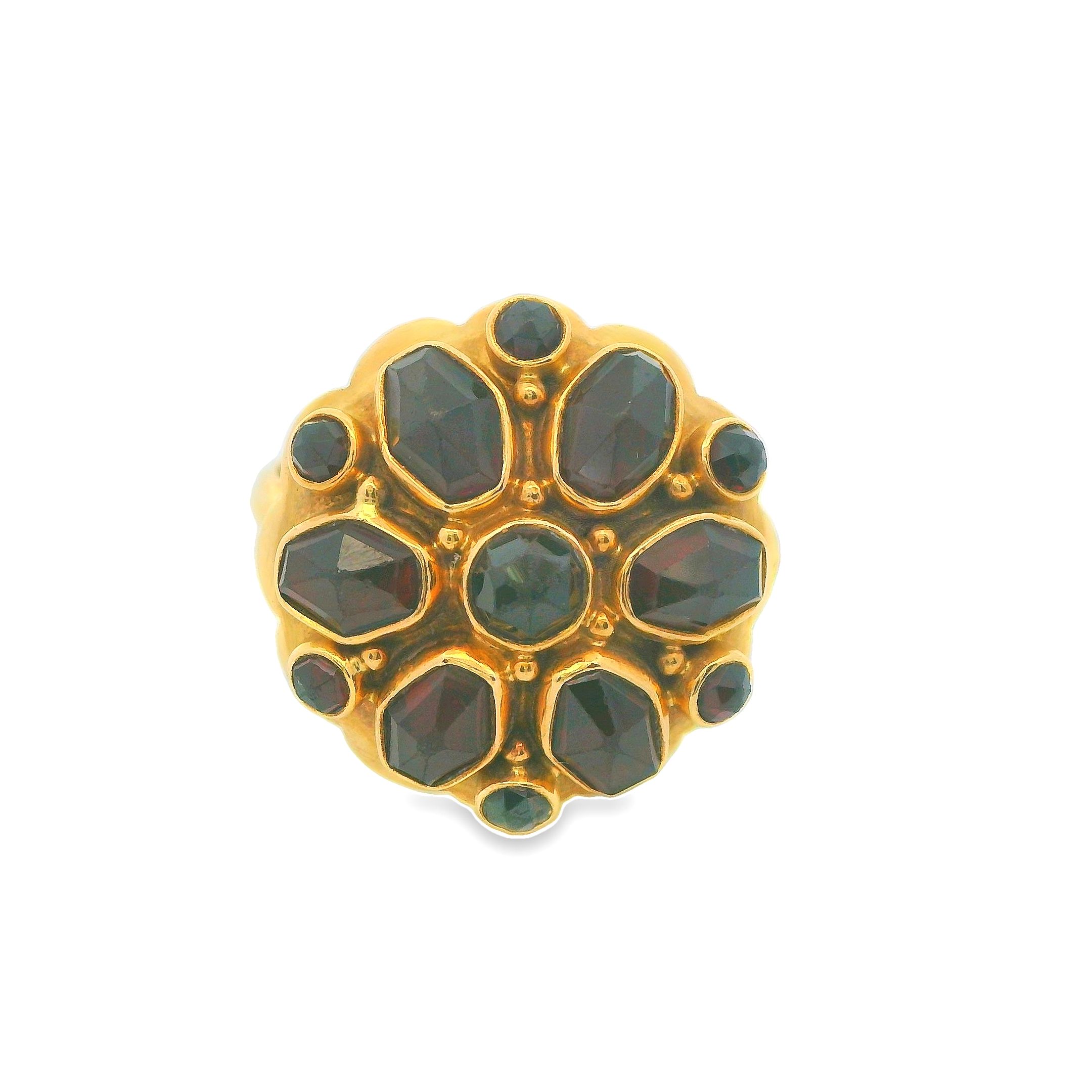 Deze ring is vervaardigd uit 14 karaat geelgoud (5.23 gr.) en versierd met een schitterende granaat. De ring is tweedehands en heeft een aantrekkelijke vintage uitstraling, wat hem een uniek en tijdloos karakter geeft.  De warme gloed van het geelgoud gecombineerd met de diepe, rijke tint van de granaat maakt dit sieraad een echte blikvanger. Ondanks zijn tweedehands status verkeert de ring in uitstekende staat, klaar om een nieuw leven te beginnen en elke outfit te verfraaien.