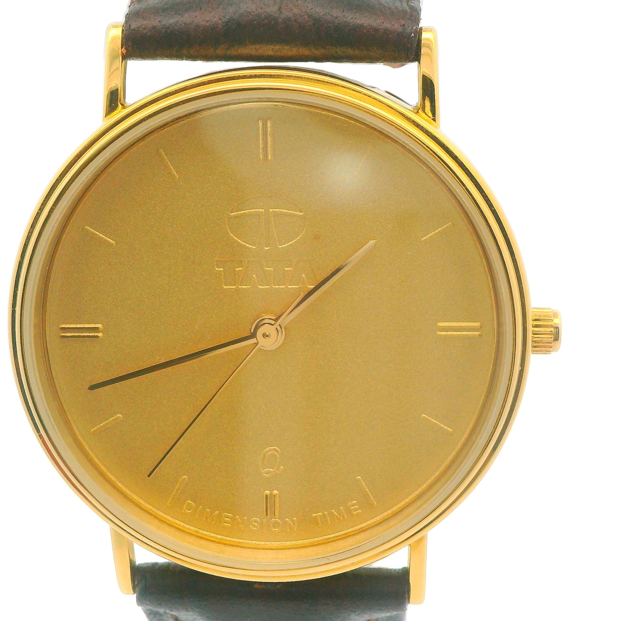 Dit elegante tweedehands horloge is vervaardigd uit 14 karaat geelgoud en beschikt over een stijlvolle bruine leren band. De combinatie van het warme goud en het klassieke leer geeft het horloge een tijdloze uitstraling. Perfect voor liefhebbers van vintage horloges, dit sieraad voegt een vleugje verfijning en karakter toe aan elke pols.