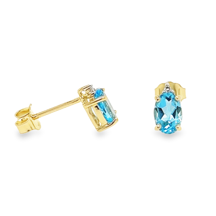 Geelgouden oorknoppen met Swiss Blue Topaas en Diamant.
GOE0981
Ook verkrijgbaar als set. 
ring: €399
hanger: €229