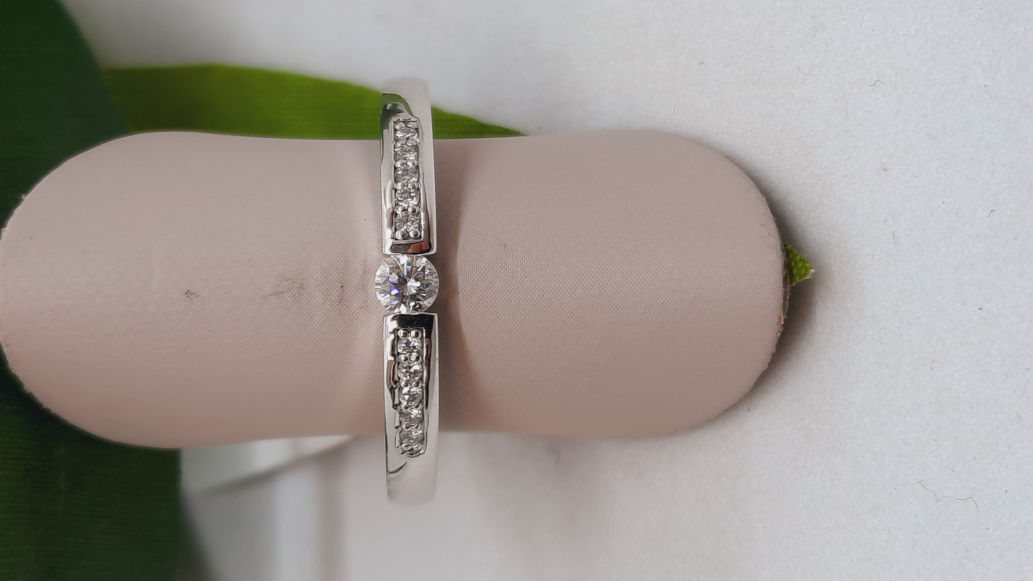 De Diamanten Verlovingsring met modelnummer 00088 is een prachtige 14kt witgouden ring met briljant geslepen diamanten van SI1 zuiverheid en F kleur. Perfect voor een speciale gelegenheid. Draag deze elegante ring op je ringvinger aan de linkerhand voor het beste effect. Voeg dit schitterende sieraad toe aan je collectie voor een tijdloze uitstraling.