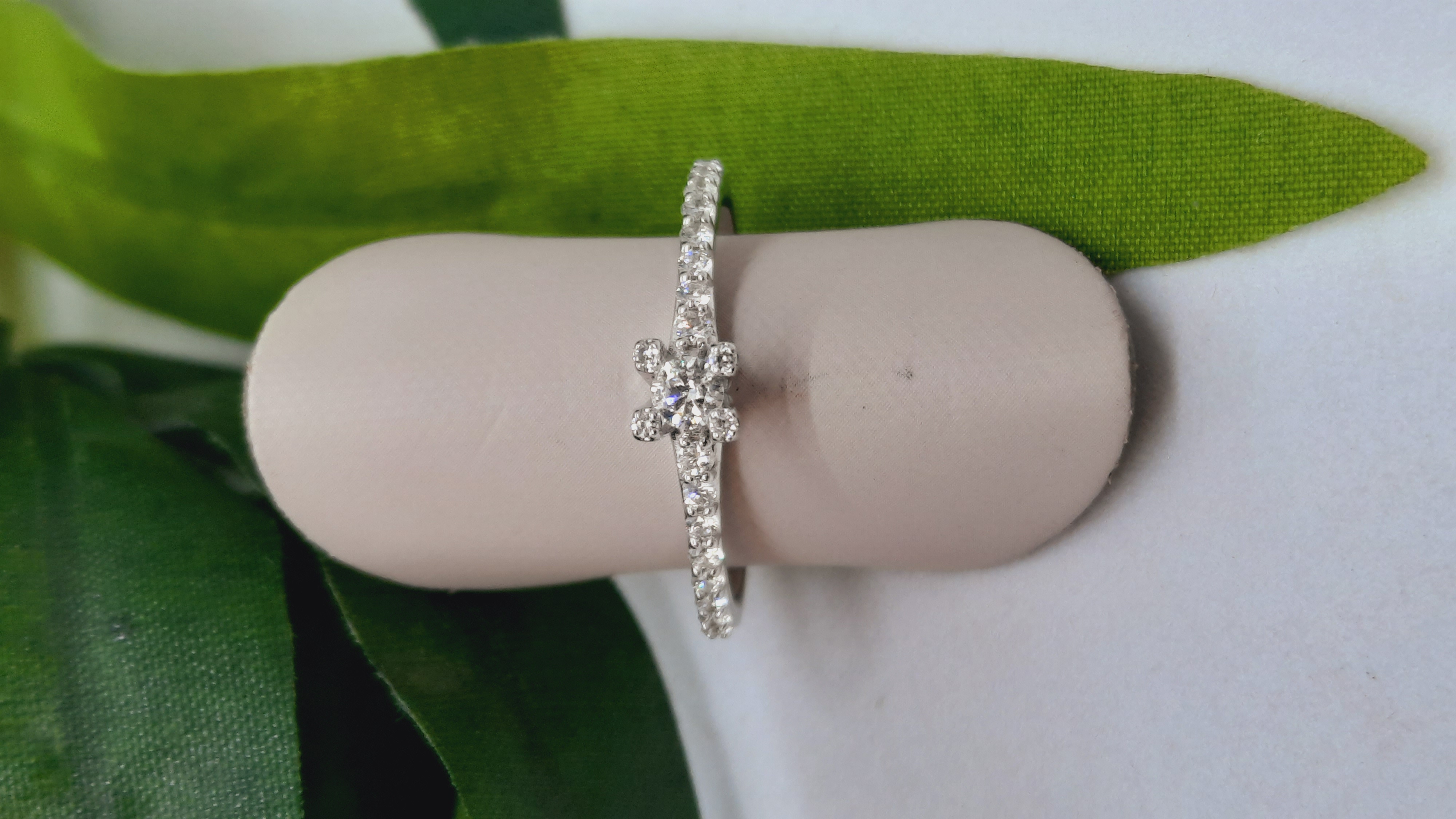 De Diamanten Verlovingsring met modelnummer 00091 is een prachtige juweel uit onze collectie. Deze betoverende ring is vervaardigd uit 14kt witgoud en straalt elegantie uit met zijn diamant. De beste manier om deze ring te dragen is als een centraal sieraad, perfect voor speciale gelegenheden of om dagelijks glamour toe te voegen aan je look. Ringmaat 53.