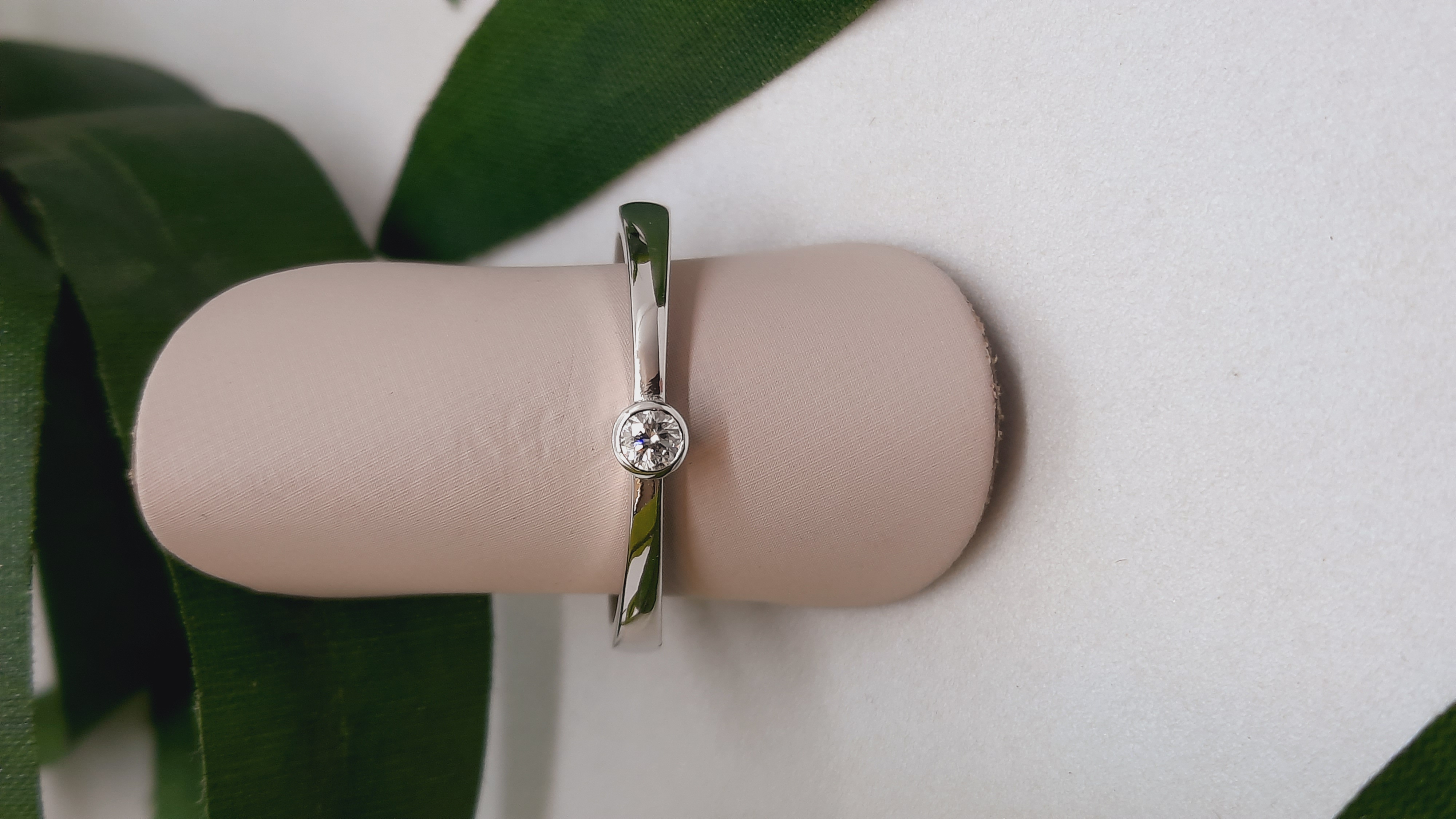 De Diamanten Verlovingsring modelnummer 00080 is een prachtige witte gouden ring van 14 karaat. Deze ring straalt verfijning uit met een schitterende diamant van SI1-zuiverheid en F-kleur. Perfect voor speciale gelegenheden zoals verlovingen. Draag hem solo voor een elegante look of samen met andere sieraden voor een glamour uitstraling. Beschikbare maat: 53.