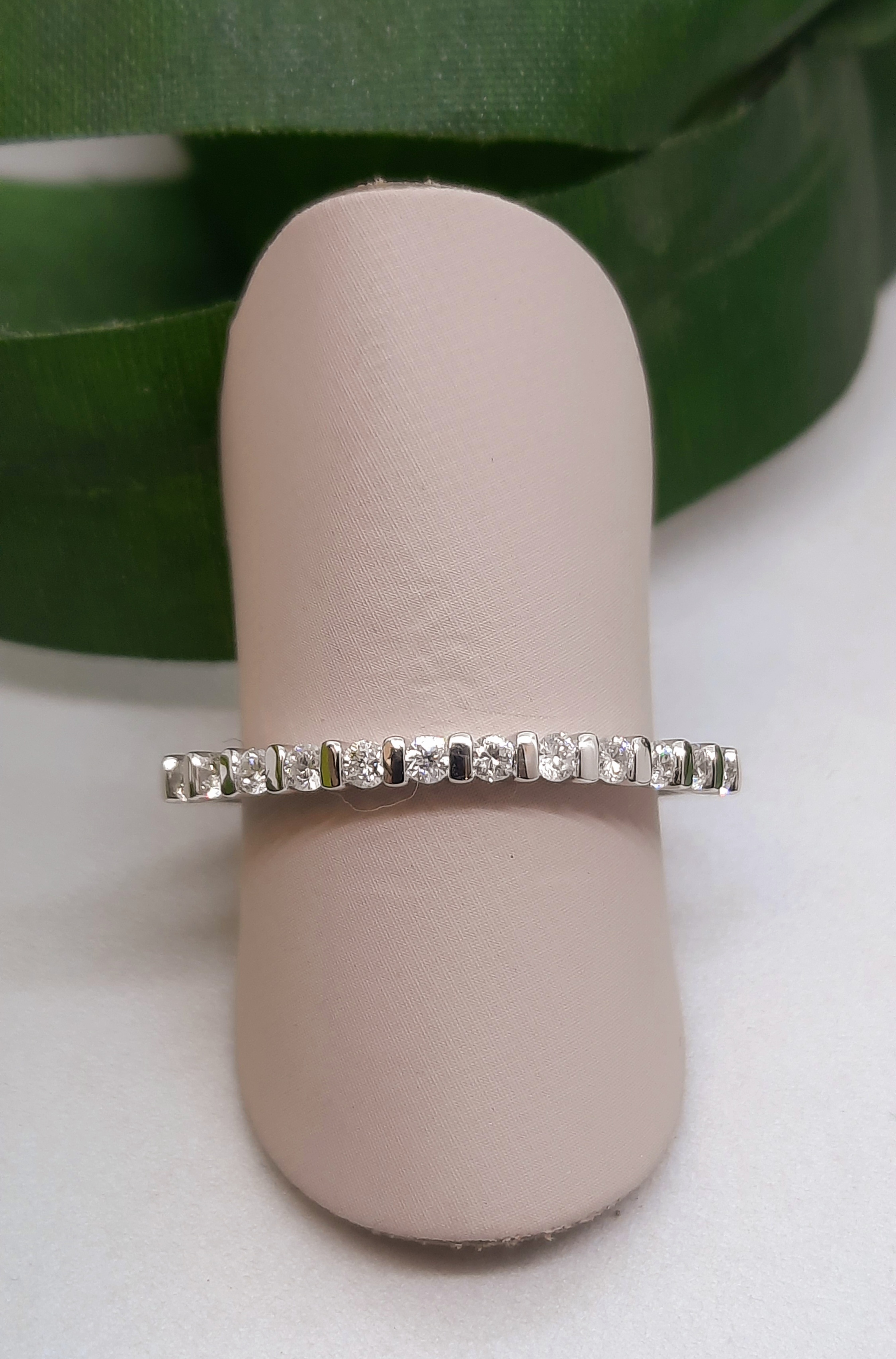De Diamanten Verlovingsring modelnummer 00086 is een elegante keuze voor speciale gelegenheden. Deze witgouden ring van 14 karaat bevat een prachtige diamant met een zuiverheid van SI1 en kleur F. De glanzende afwerking en ringmaat 53 maken hem perfect om dagelijks te dragen of voor een romantisch aanzoek. Draag het als symbool van eeuwige liefde.