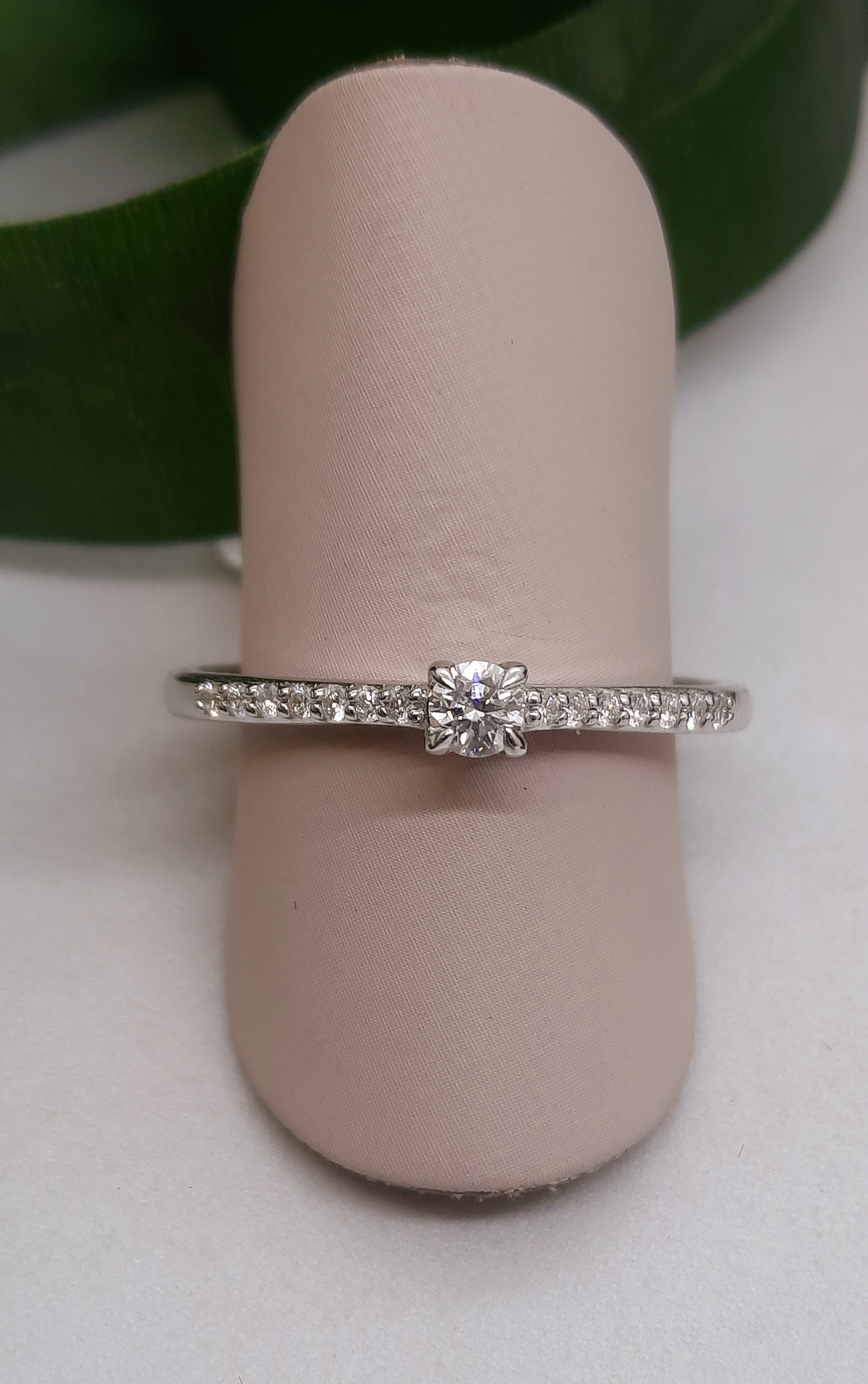 De Diamanten Verlovingsring, modelnummer 00093, is een verfijnd sieraad van witgoud, 14 karaat. Met een briljante SI1 diamant van kleur F straalt deze ring elegantie uit. Perfect te dragen als verlovingsring, vooral op de ringvinger van de linkerhand, maat 53. Voeg een sprankeling toe aan elke gelegenheid met deze tijdloze ring.