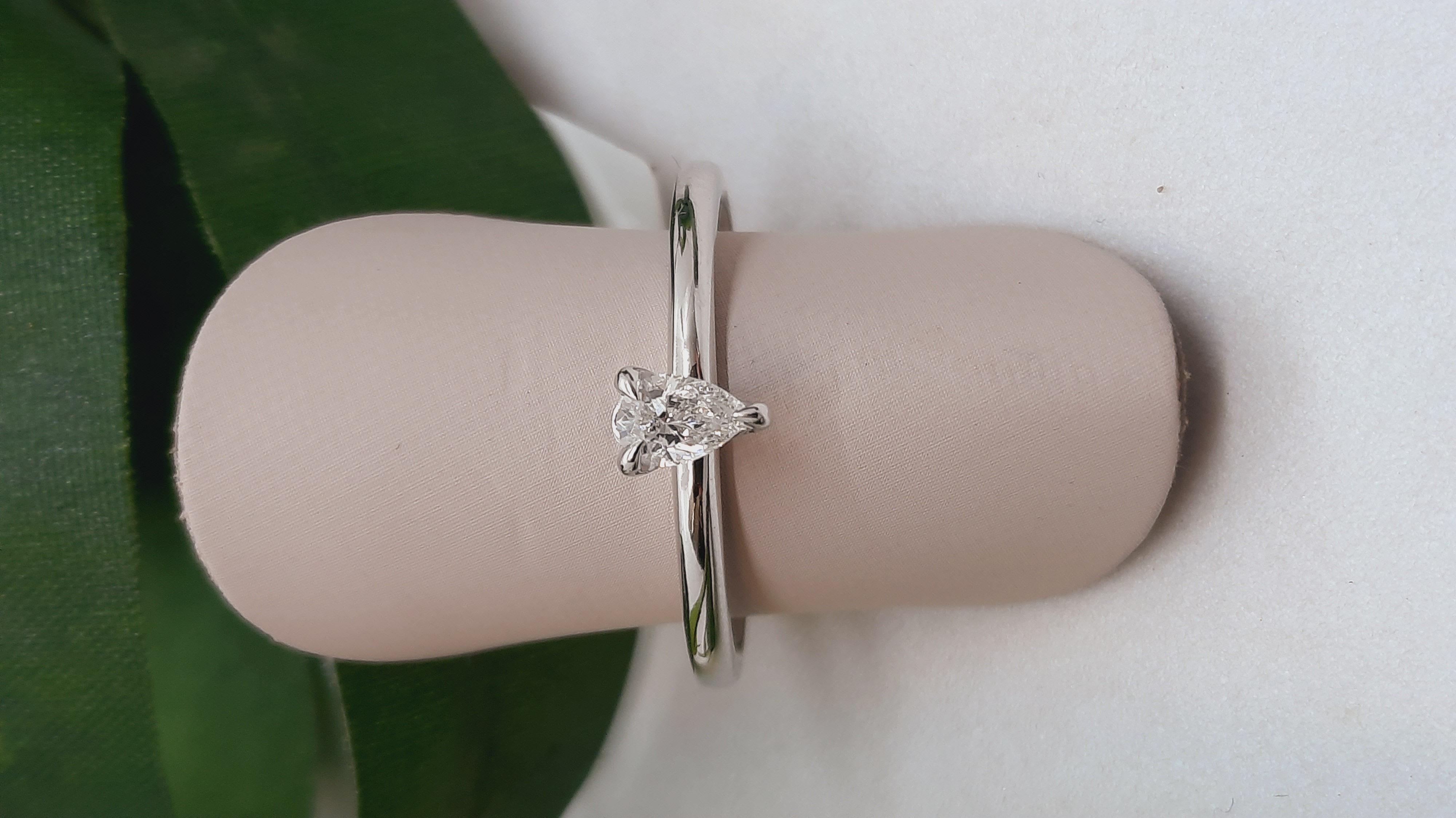 De Diamanten Verlovingsring modelnummer 00085 is een prachtige ring van 14kt witgoud, met een diamanten glans en een totale karaat gewicht van 14kt. De ringmaat is 53, ideaal als verlovingsring. Draag hem aan de ringvinger van je linkerhand voor een traditioneel tintje. Voeg deze schitterende ring toe aan je collectie voor een elegante uitstraling.