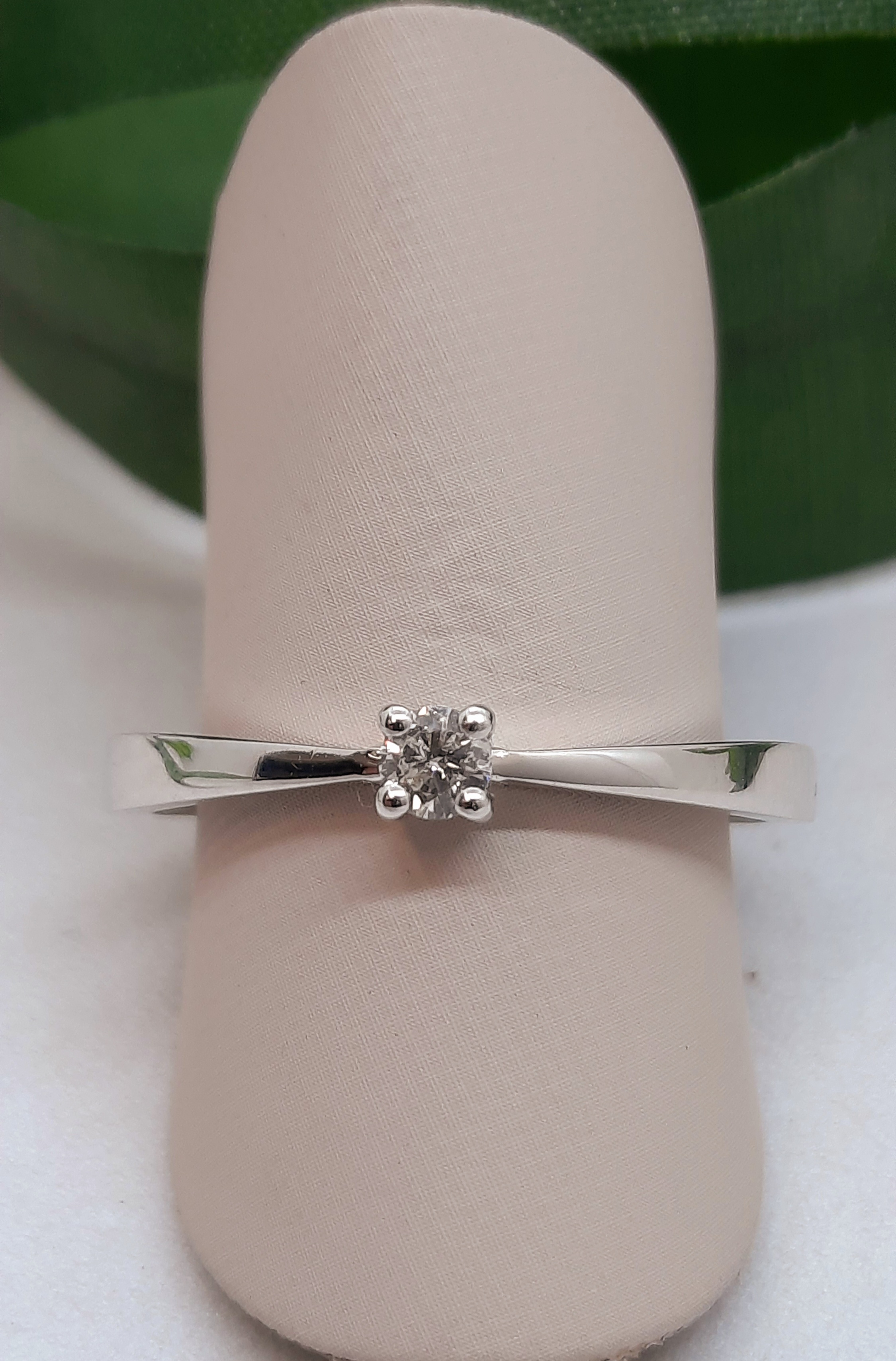 De Diamanten Verlovingsring modelnummer 00081 is een elegante ring vervaardigd uit 14-karaats witgoud. Deze schitterende ring, met een enkele SI1 zuivere diamant van F kleur, is maat 53. Een perfect geschenk voor speciale gelegenheden en het ideale symbool van liefde. Draag hem op een opvallende manier als solitair om verfijndheid te accentueren.