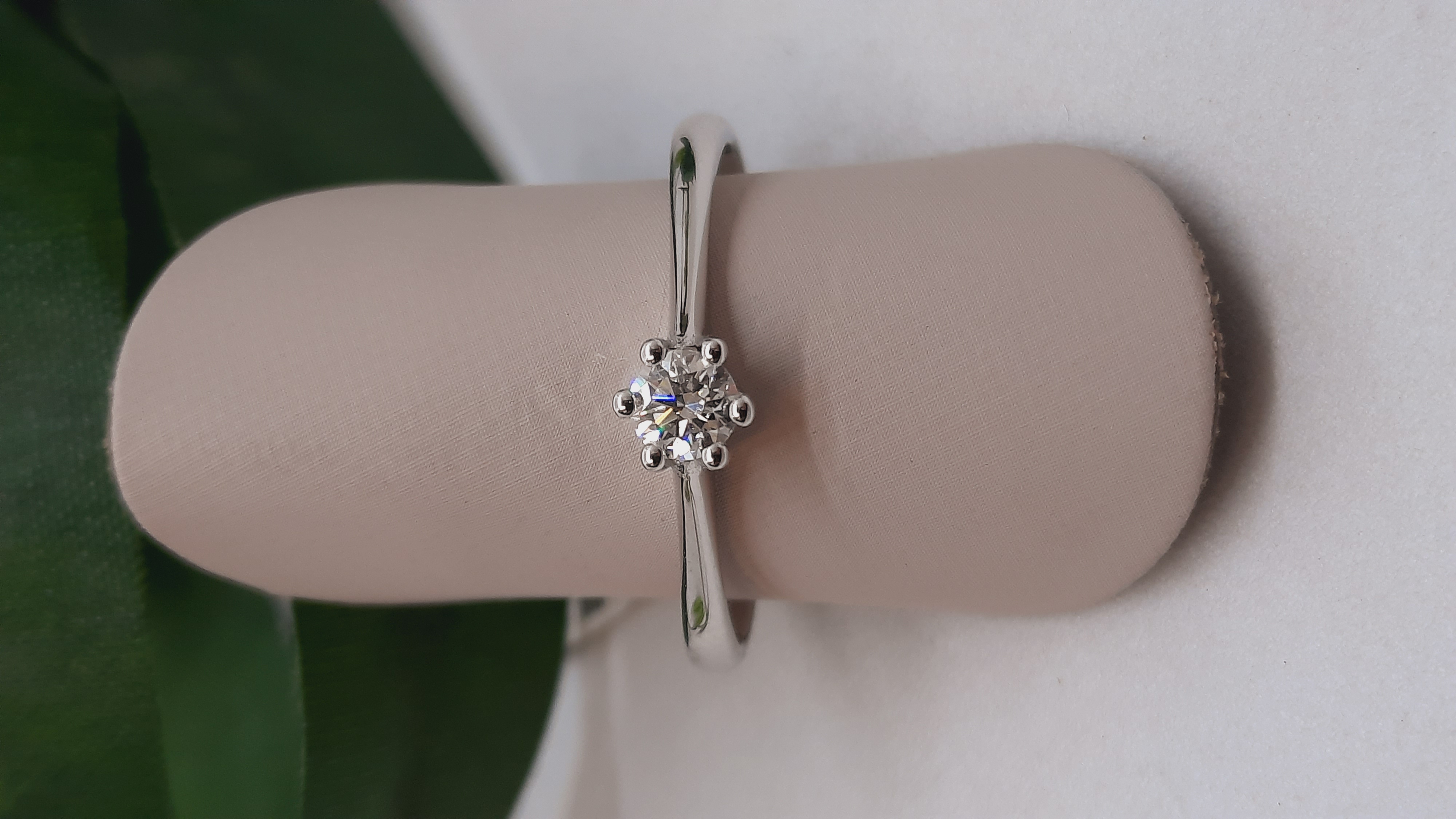 Deze Diamanten Verlovingsring, modelnummer 00084, is een elegante 14 karaat gouden ring, verfraaid met een schitterende F-kleur diamant van SI1 zuiverheid. Draag deze prachtige ring als symbool van liefde op een speciale gelegenheid of als dagelijks accessoire om elke outfit een vleugje verfijning te geven. Ringmaat: 53. 