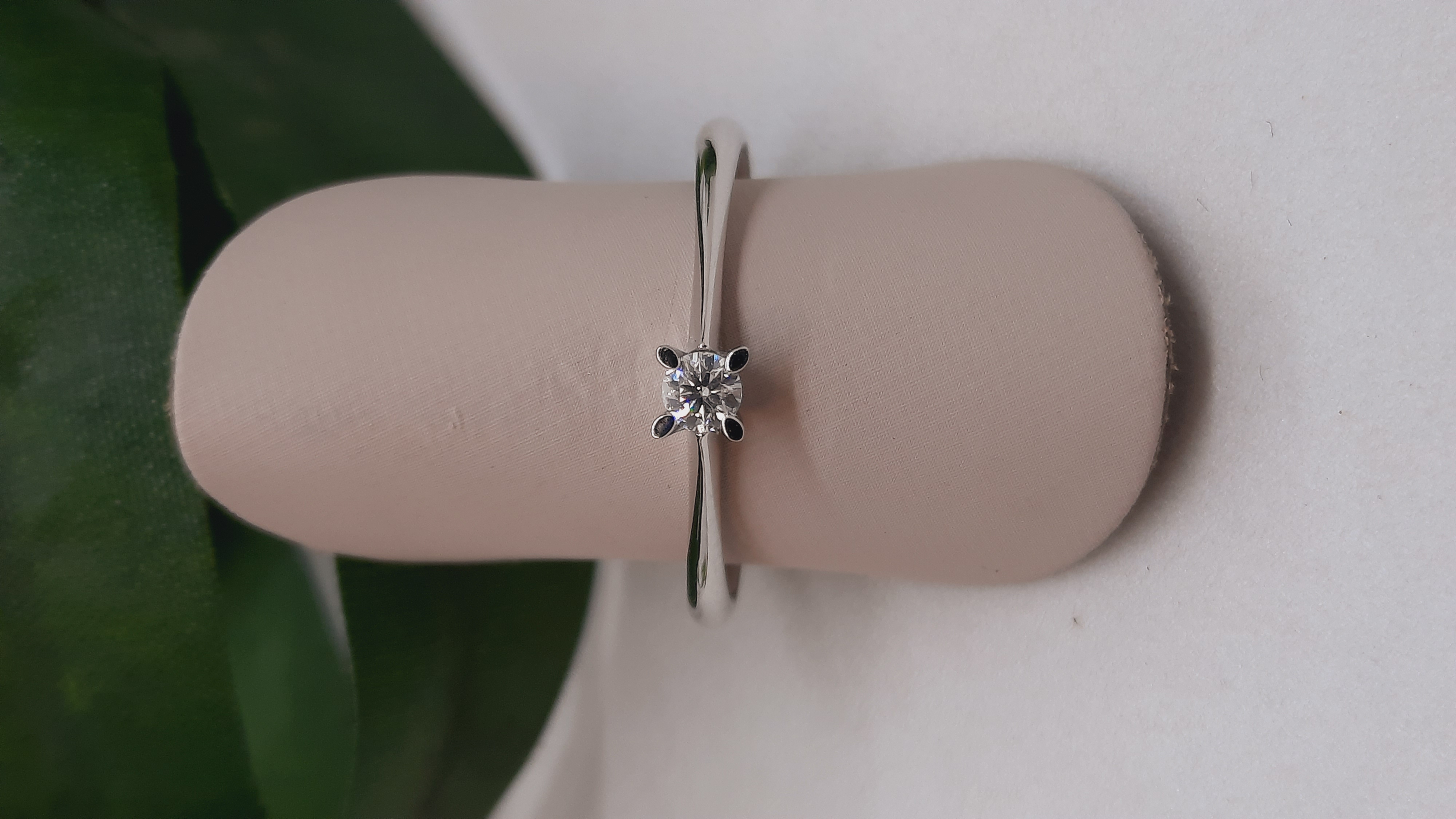 De Diamanten Verlovingsring, modelnummer 00083, is een prachtige ring van een onbekend merk. Deze ring is gemaakt van 14 karaat witgoud en heeft een schitterende diamant van SI1 zuiverheid en F-kleur. Perfect voor een verloving, draag deze ring op de ringvinger van je linkerhand voor een klassieke uitstraling. Ringmaat: 53.