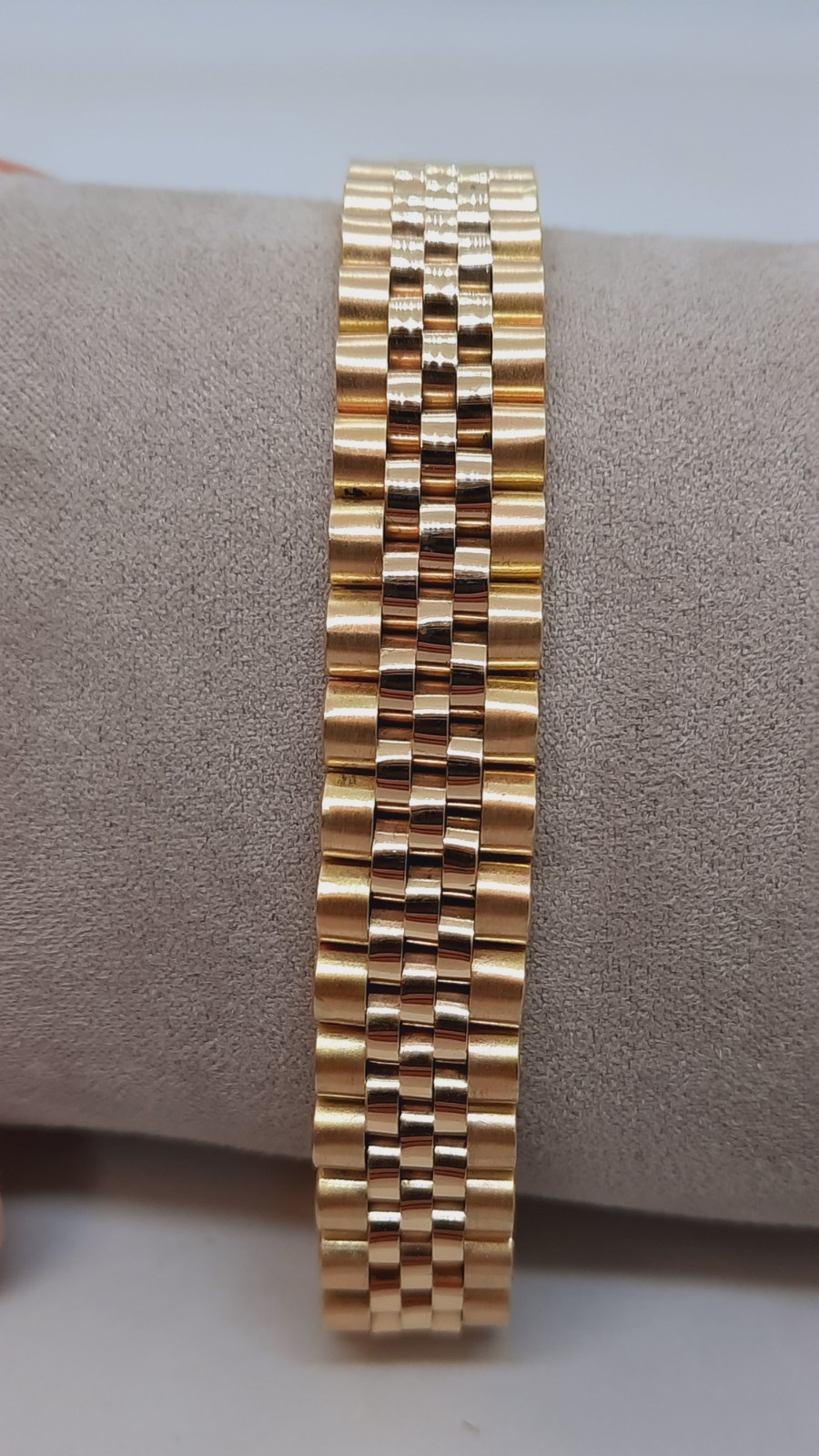 De gouden Rolex armband met modelnummer 00098 is een elegante 14-karaats gouden armband met een gewicht van 34,2 gram. Het heeft een breedte van 13,3 mm en een polsmaat van 21 cm. De armband heeft een goud-zilveren uitstraling. Draag deze verfijnde armband solo voor een tijdloze look of combineer het met andere sieraden voor een stijlvolle uitstraling.