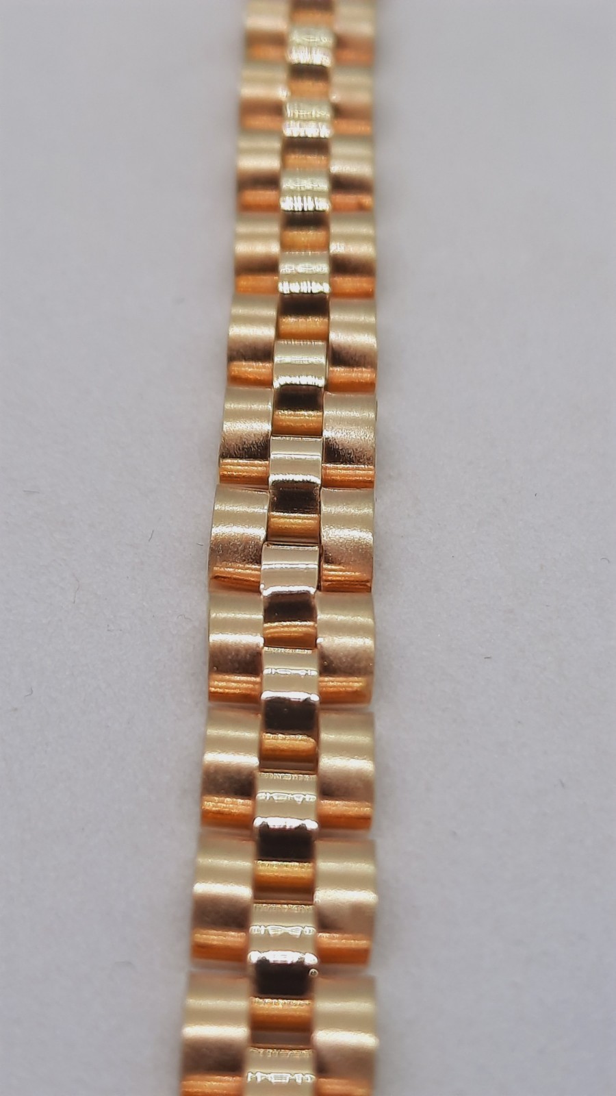 De gouden Rolex armband modelnummer 000101 is een verfijnde toevoeging voor elke sieradencollectie. Deze armband is gemaakt van 14-karaats goud, weegt 11,28 gram, en heeft een breedte van 5,8 mm. Perfect voor zowel dagelijkse elegantie als speciale gelegenheden. Draag deze tijdloze armband solo voor een subtiele uitstraling of combineer met andere sieraden voor een gedurfde stijl.