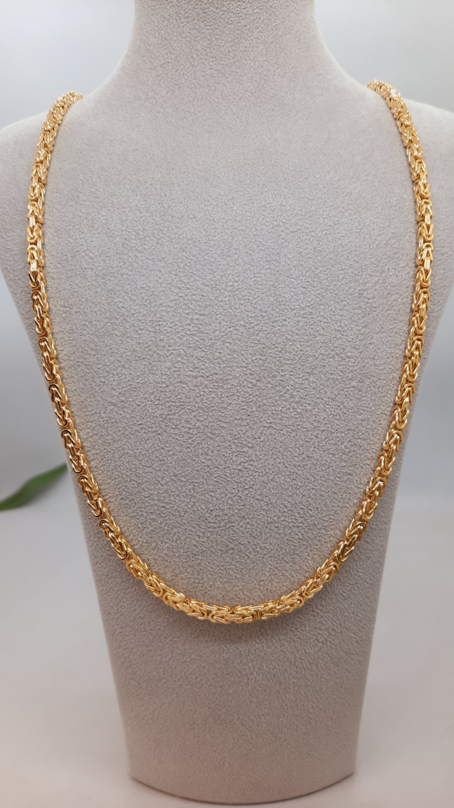 De koningsketting (modelnummer 000105) is een exclusieve 14 karaat gouden halsketting, met een breedte van 3,3 mm en een gewicht van 21,38 gram. Deze prachtig gouden ketting van 60 cm zorgt voor een luxe uitstraling bij elke gelegenheid. Draag het solo voor elegantie of combineer met andere kettingen voor een trendy look.