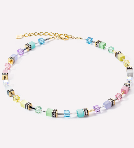 Een ongelooflijk lichte, kleurrijke versie van het klassieke GeoCUBE-ontwerp® in goud. Deze tijdloos mooie ketting is gemaakt in Duitsland.