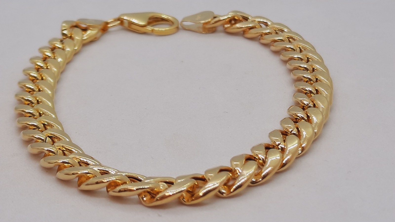 Deze goudkleurige gourmet armband, modelnummer 00021, is gemaakt van 14 karaat goud en heeft een breedte van 9,48 mm. Met een gewicht van 11,7 gram en een lengte van 21 cm, biedt deze prachtige armband een stijlvolle en elegante uitstraling. Draag hem solo voor een klassieke look of gecombineerd met andere sieraden voor een trendy effect.