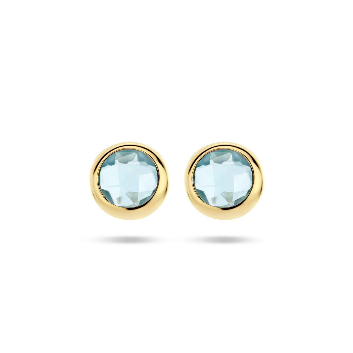 14k Geelgouden oorknoppen uitgevoerd met schitterende blauw topaas. De oorknoppen hebben een diameter van 7.5mm.