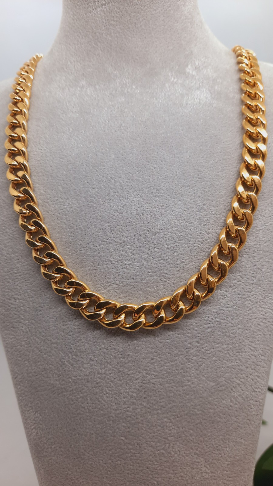 De gouden herenketting met modelnummer 000108 is gemaakt van 14-karaats goud en weegt 38,12 gram. De ketting is 65 cm lang en 8 mm breed. Deze elegante ketting is perfect voor formele gelegenheden en een prachtig accessoire voor dagelijks gebruik. Combineer met andere gouden sieraden voor een verfijnde look.