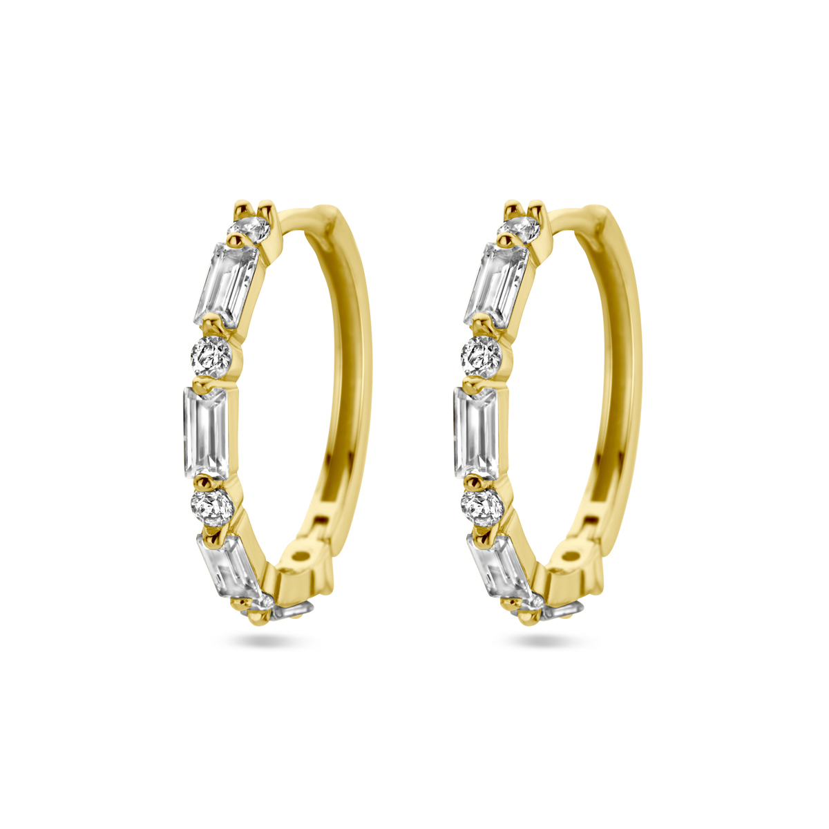 Geelgoud op 925 zilveren klapoorringen uitgevoerd met zirkonia. De klapoorringen hebben een afmeting van 18.5x2mm. Geen garantie op de plating.