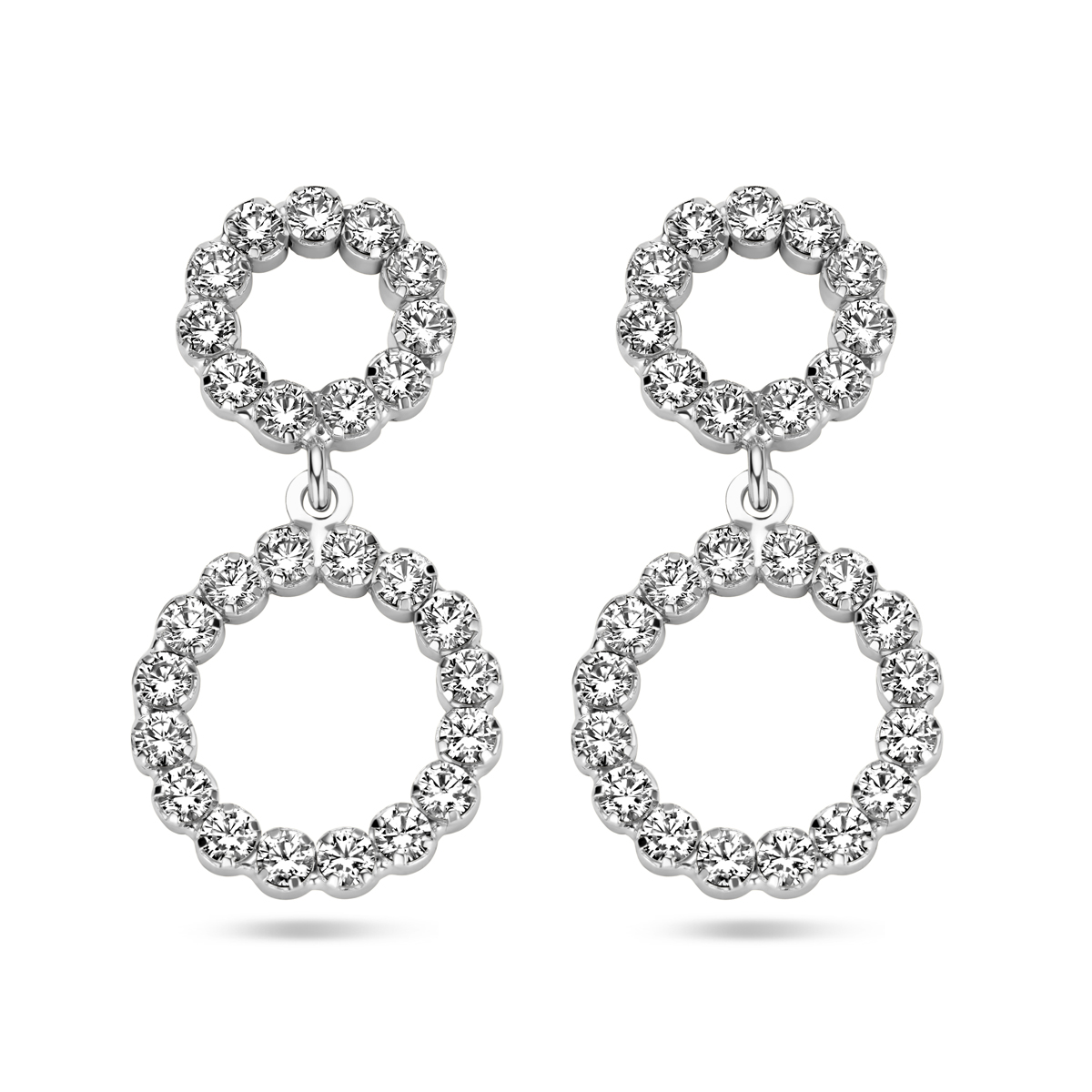 Gerhodineerd 925 zilveren oorhangers uitgevoerd met swarovski stenen. De oorhangers hebben een totale hoogte van 27mm.