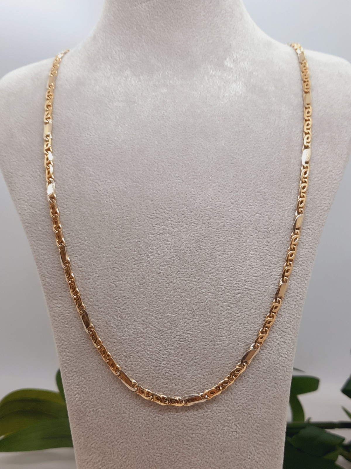 De gouden ketting met modelnummer 000112 is een elegante 14-karaats gouden halsketting. Met een gewicht van 16,88 gram en een breedte van 3,3 mm is deze ketting perfect voor dagelijks gebruik of speciale gelegenheden. De lengte van 50 cm maakt het een ideaal accessoire voor elke outfit. Draag het solo of met andere sieraden voor een verfijnde look.
