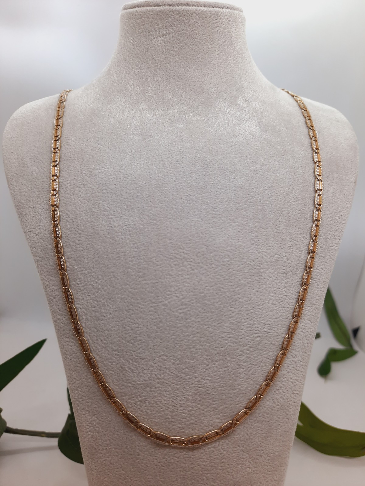 De gouden ketting met modelnummer 00013 heeft de volgende kenmerken: het is een 14-karaats gouden halsketting, weegt 12,6 gram, is goud-zilver gekleurd, en heeft een breedte van 3,55 mm en een lengte van 55 cm. Draag deze ketting elegant op een avondjurk of casual met een blouse voor een verfijnde uitstraling.