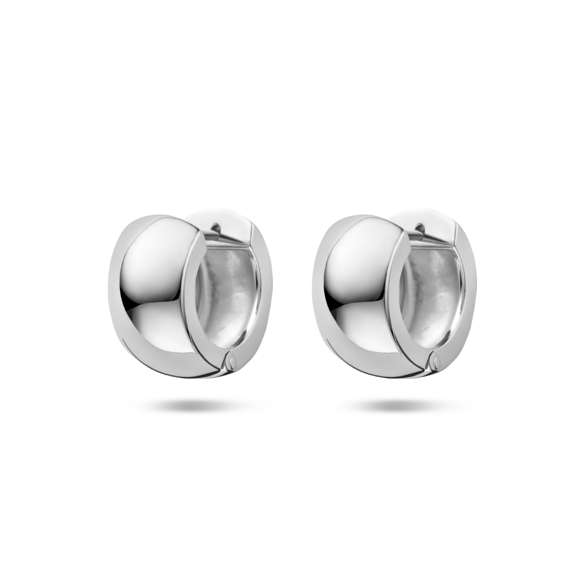 Gerhodineerd 925 zilveren klapoorringen. De oorringen hebben een afmeting van 17x9mm.