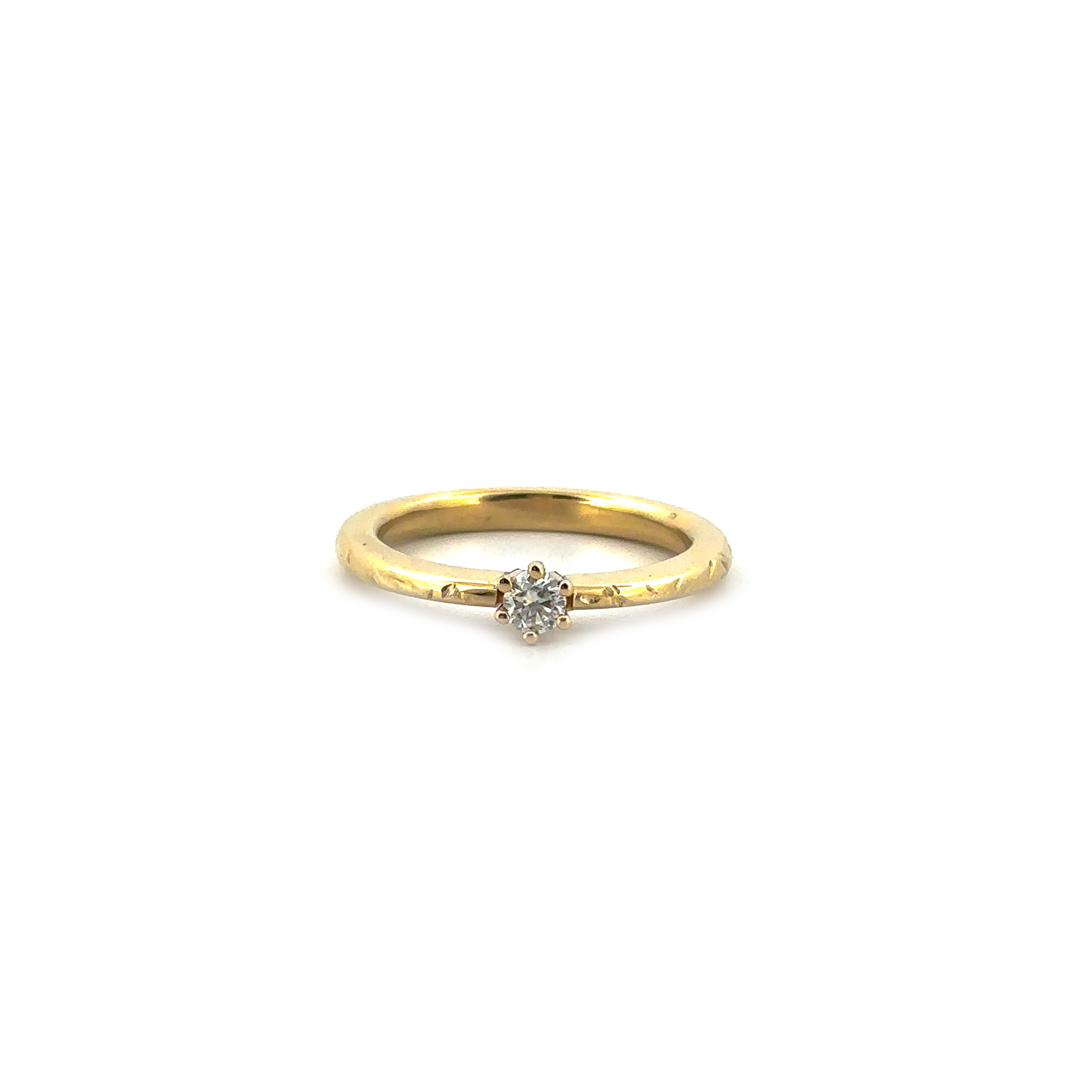 Wil je stralen? Dan is deze ring zeker iets voor jou! Met een prachtige edelsteneen (moissaniet) in een chaton zetting schittert de ring om je vinger als een sterrenhemel.

Deze ring is te bestellen in maat 56/18

De ring kan op elke gewenste maat gemaakt worden. Echter na aanpassing van de ringmaat beschouwen we de ring als maatwerk. Mocht je twijfelen over de maat neem dan gerust contact op. 

Maak een afspraak en kom deze ring passen! Of bestel haar gelijk, dan sturen we deze mooi verpakt naar je toe.