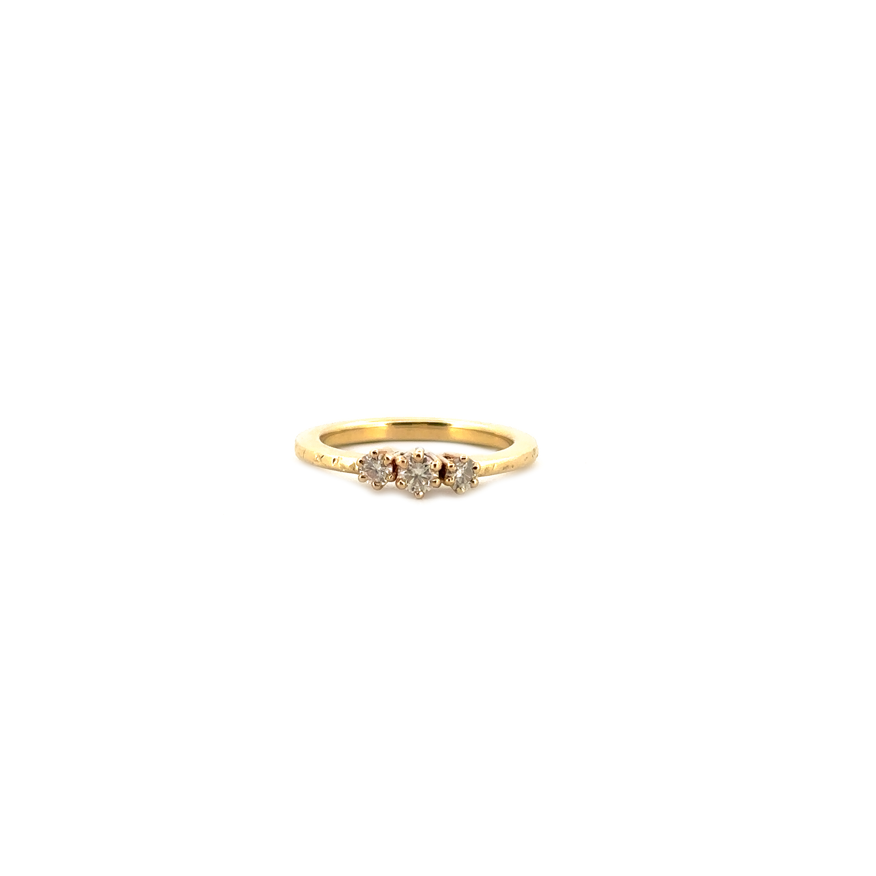 Wil je stralen? Dan is deze ring zeker iets voor jou! Met 3 prachtige edelstenen (moissaniet) in een chaton zetting schittert de ring om je vinger als een sterrenhemel.

Deze ring is te bestellen in maat 56/18

De ring kan op elke gewenste maat gemaakt worden. Echter na aanpassing van de ringmaat beschouwen we de ring als maatwerk. Mocht je twijfelen over de maat neem dan gerust contact op. 

Maak een afspraak en kom deze ring passen! Of bestel haar gelijk, dan sturen we deze mooi verpakt naar je toe.