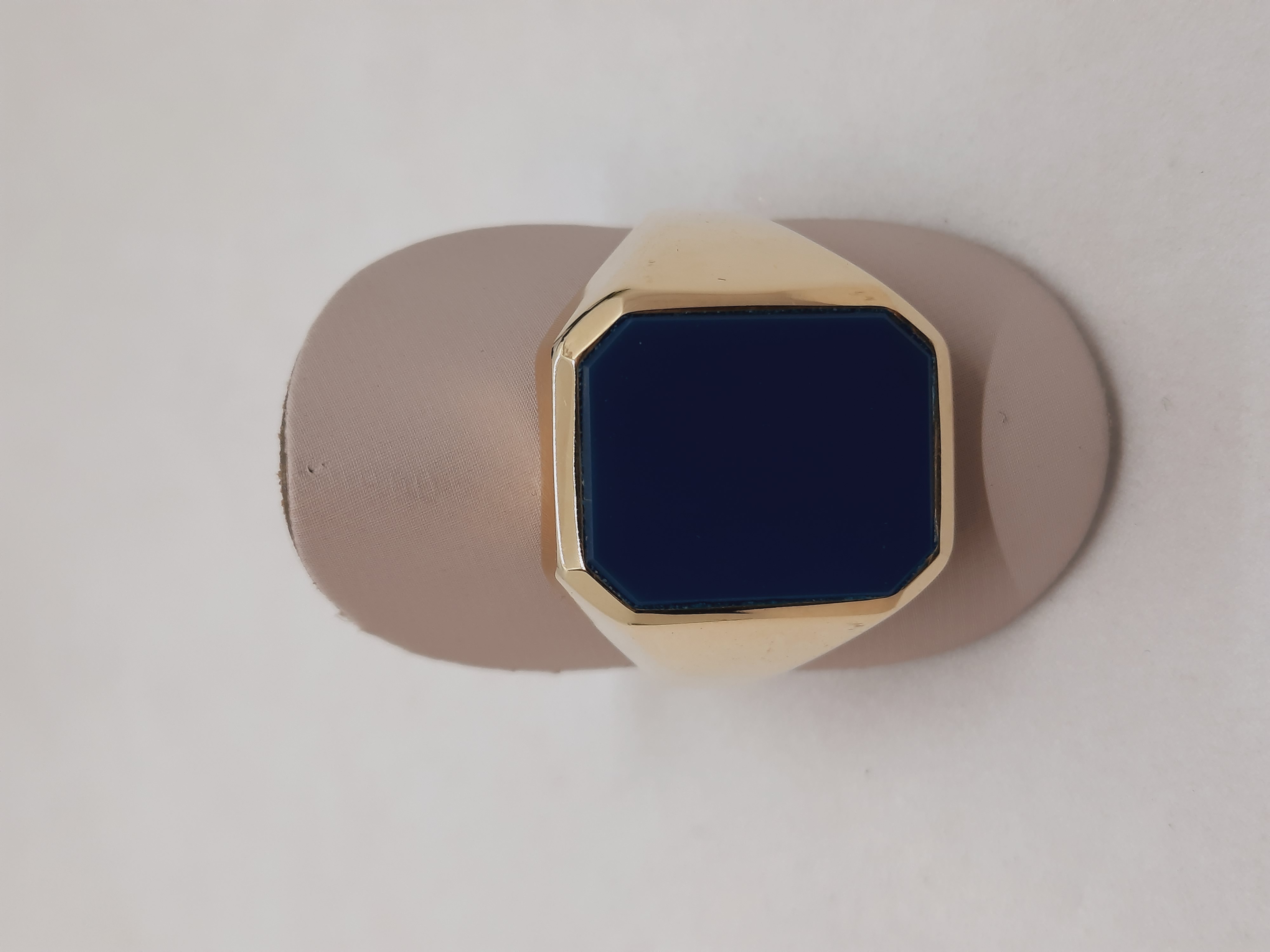 Deze gouden herenring, modelnummer 000114, is een verfijnde zegelring van 14 karaats goud. Met zijn goudkleurige uitstraling voegt hij een vleugje elegantie toe aan elke outfit. Draag hem aan de ring- of pinkvinger voor een klassieke look. Perfect voor zowel formele gelegenheden als dagelijkse elegantie. Voeg stijl en verfijning toe aan je collectie met deze tijdloze ring.
