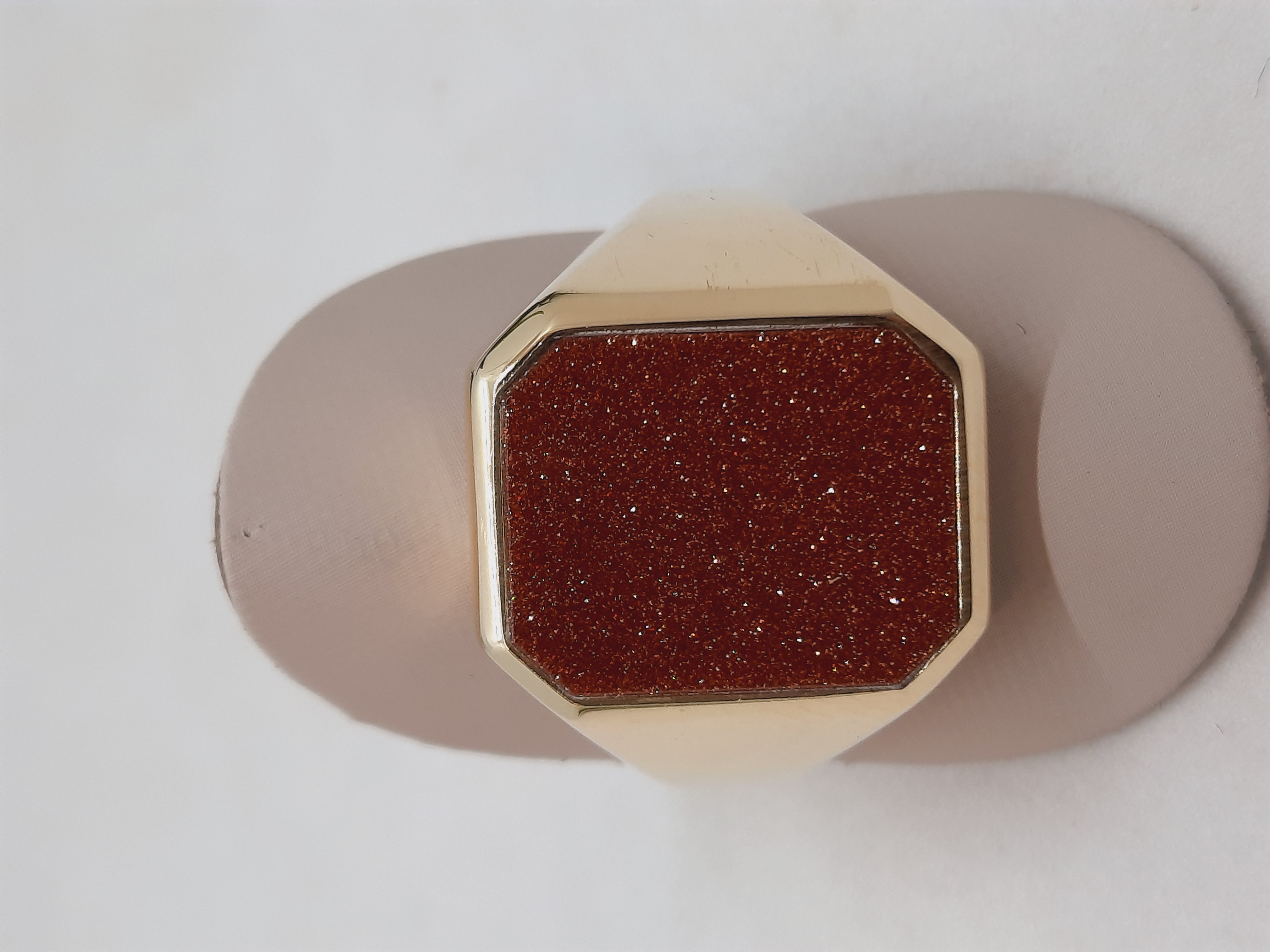 Deze gouden herenring, modelnummer 000115, is een zegelring gemaakt van 14-karaats goud. Met zijn goudkleurige uitstraling is het een stijlvolle aanvulling op elke outfit. Draag deze tijdloze ring op de pink of ringvinger voor een klassieke look of combineer met andere ringen voor een moderne twist. Perfect voor elke gelegenheid.