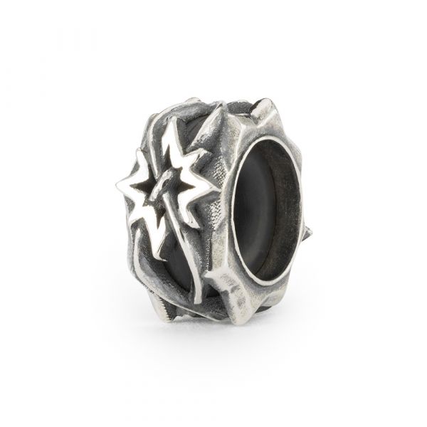 Deze Trollbeads stopper TAGBE-20264 is gemaakt van hoogwaardig materiaal en heeft een uniek ontwerp om jouw sieraden te complimenteren. De stopper heeft een handige schroefsluiting om je kralen op hun plek te houden. Draag de stopper op je armband of ketting om je stijl te versterken. Een veelzijdige toevoeging aan je sieradencollectie!