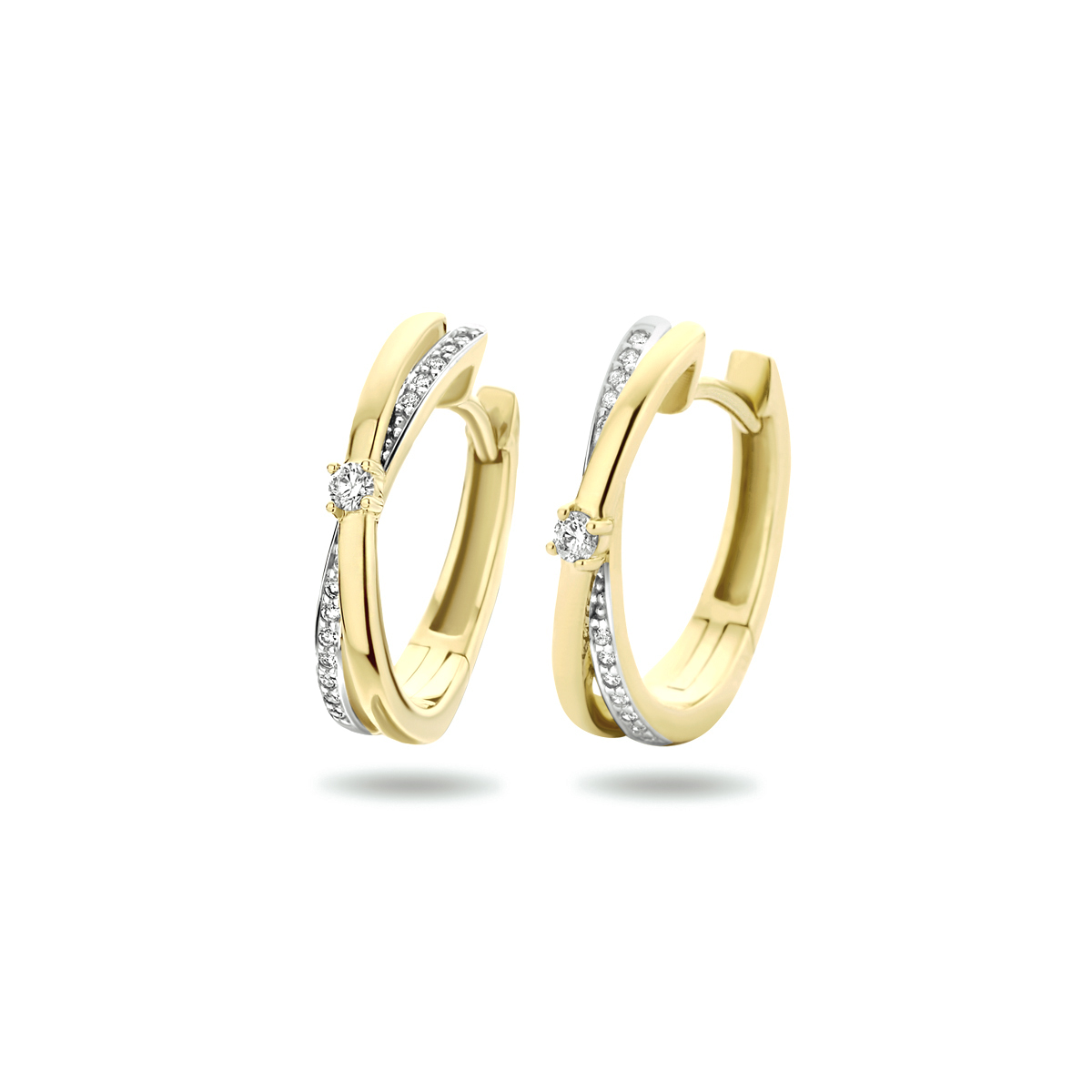 14k Geelgouden klapoorringen uitgevoerd met een schitterende diamant rij. De klapoorringen hebben een afmeting van 17x3.5mm.