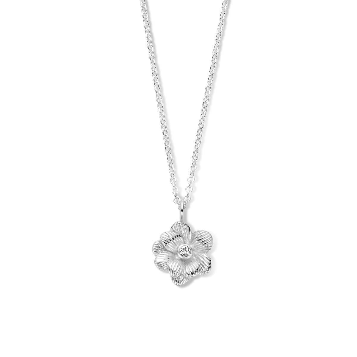 Gerhodineerd 925 zilveren collier uitgevoerd met een bloem. Het collier heeft een schakelbreedte van 1.2mm en een karabijn sluiting. De draaglengte is 41cm met een extensie van 4cm.