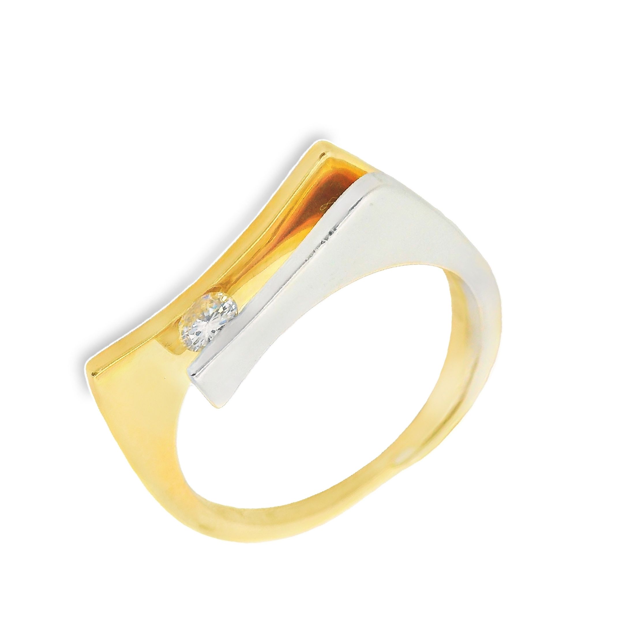 Deze exclusieve ring van Louis Bros is vervaardigd uit 14 karaat bicolor (4 gr.) en is gezet met 1 briljant geslepen diamanten met een totaalgewicht van 0.10 ct. De ring heeft een breedte van 5 mm en dikte van 3 mm. Met deze ring om je vinger ben jij het stralende middelpunt bij elke gelegenheid. Deze ring bestaat uit onze lijn van exclusieve modellen sieraden met prachtige designs en van hoge kwaliteit.
De ring is verkrijgbaar in meerdere afmetingen.