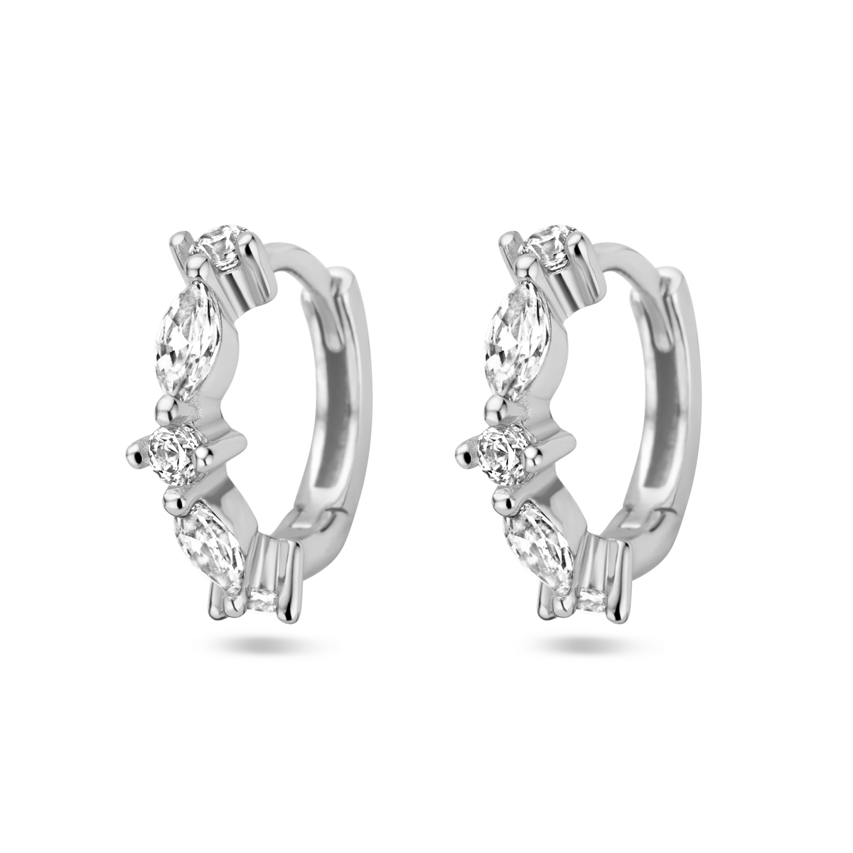 Gerhodineerd 925 zilveren klapoorringen uitgevoerd met zirkonia. De klapoorringen hebben een afmeting van 12x3mm.
