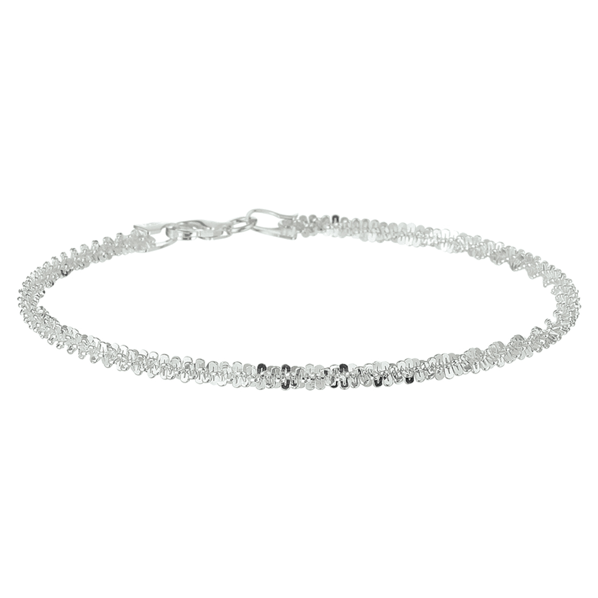 Beschrijving: Fijn zilveren 3mm gevlochten armband met een lengte van 18cm uitgevoerd met een stevige karabijn sluiting. De aparte schakel van deze armband en het fijne ontwerp geven uw outfit subtiel een elegante uitstraling. Tip: Combineer deze armband met bijpassende sieraden uit onze collectie en creeer zo een glamorous set!.