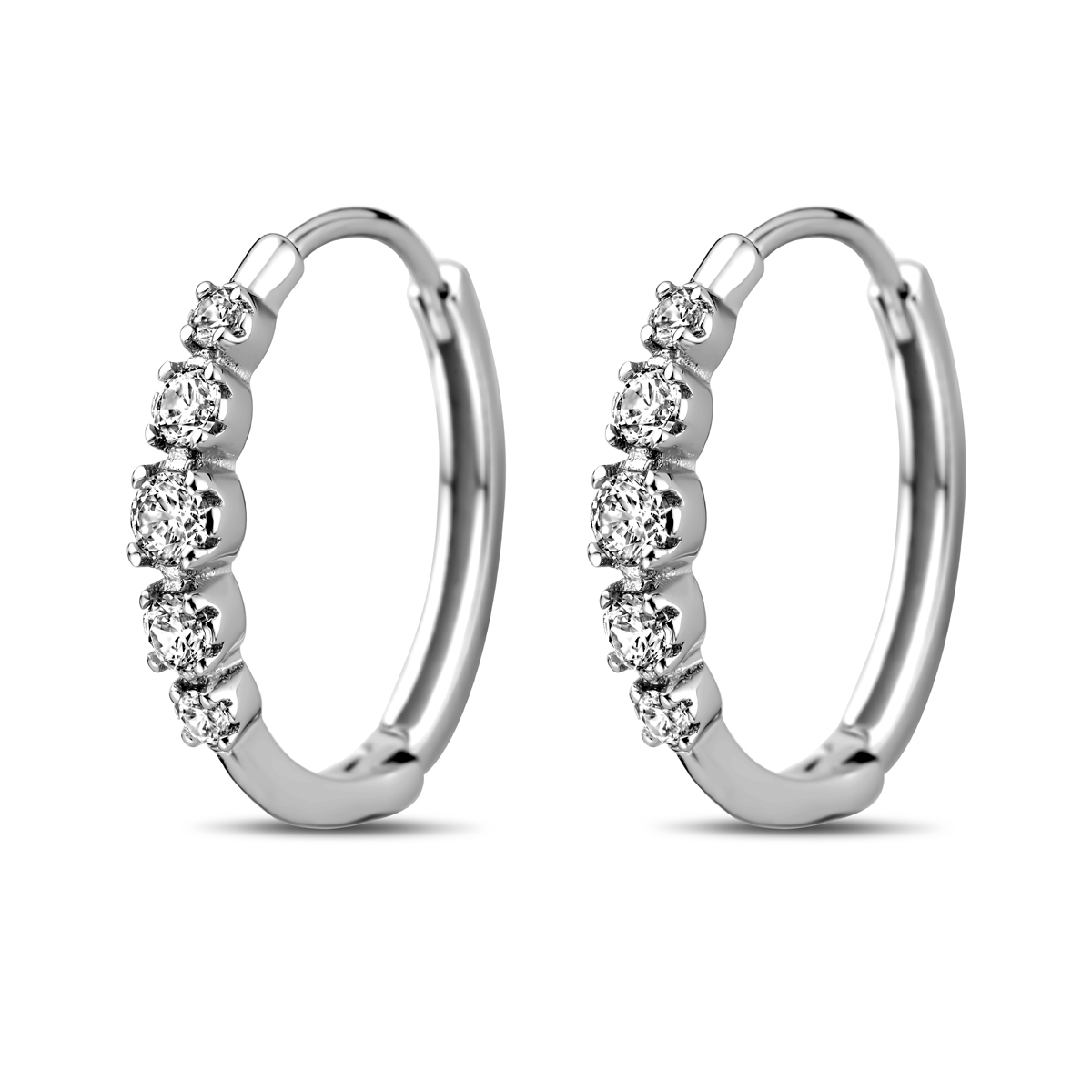 Gerhodineerd 925 zilveren klapoorringen uitgevoerd met zirkonia. De oorringen hebben een diameter van 18.5mm.