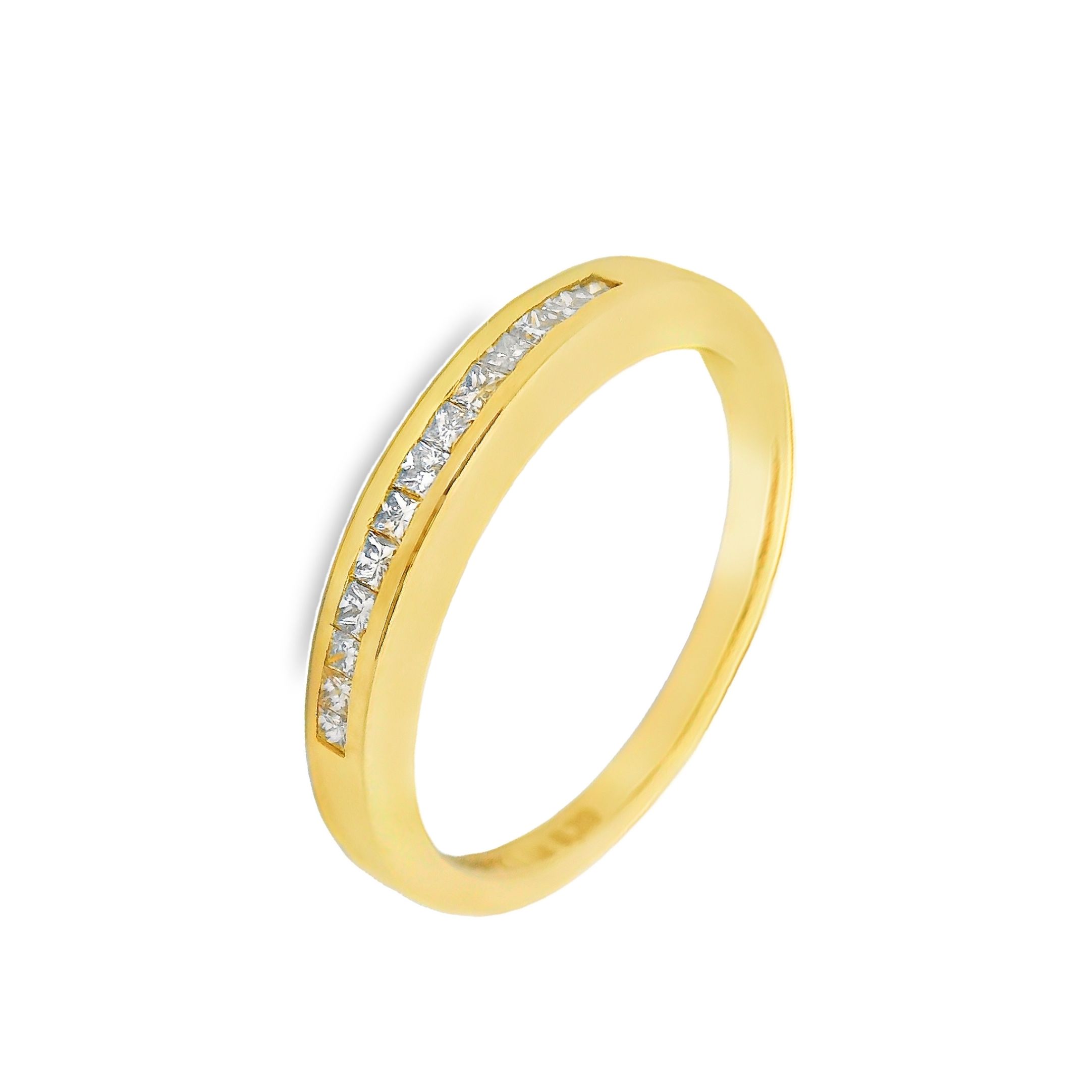 Deze exclusieve ring van Louis Bros is vervaardigd uit 14 karaat geelgoud (2.5 gr.) en is gezet met 13 princess geslepen diamanten met een totaalgewicht van 0.20 ct. De ring heeft een breedte van 2.5 mm en dikte van 2.5 mm. Met deze ring om je vinger ben jij het stralende middelpunt bij elke gelegenheid. Deze ring bestaat uit onze lijn van exclusieve modellen sieraden met prachtige designs van hoge kwaliteit.
De ring is verkrijgbaar in meerdere afmetingen.