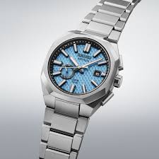 Over Seiko Astron
Seiko Astron is een baanbrekende horlogelijn die bekend staat om zijn geavanceerde technologie en precisie. Sinds de introductie in 2012 heeft deze lijn de horloge-industrie vernieuwd met zijn innovatieve GPS Solar-technologie, wat resulteert in uitzonderlijke tijdwaarneming en wereldwijd gemak.

Geavanceerde Technologie
Astron-horloges zijn uitgerust met GPS Solar-technologie, die automatisch de tijd aanpast aan elke tijdzone ter wereld door verbinding te maken met GPS-satellieten. Dit zorgt voor ongeëvenaarde nauwkeurigheid en gebruiksgemak, zonder dat de batterij hoeft te worden vervangen.

Precisie en Betrouwbaarheid
Met hun robuuste constructie en hoogwaardige materialen bieden Seiko Astron-horloges uitzonderlijke duurzaamheid en betrouwbaarheid. Ze zijn waterbestendig en hebben vaak extra functies zoals een eeuwigdurende kalender en wereldtijd, wat ze ideaal maakt voor zowel dagelijks gebruik als reizen.