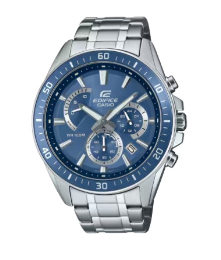 Kies voor stijl met een klassieke EDIFICE-chronograaf met grote kast en opvallend, gedetailleerd ontwerp.
De stevige roestvrijstalen band is gecombineerd met een rand en wijzerplaat in verfijnd grijsblauw voor een in het oog springende, avontuurlijke look.
