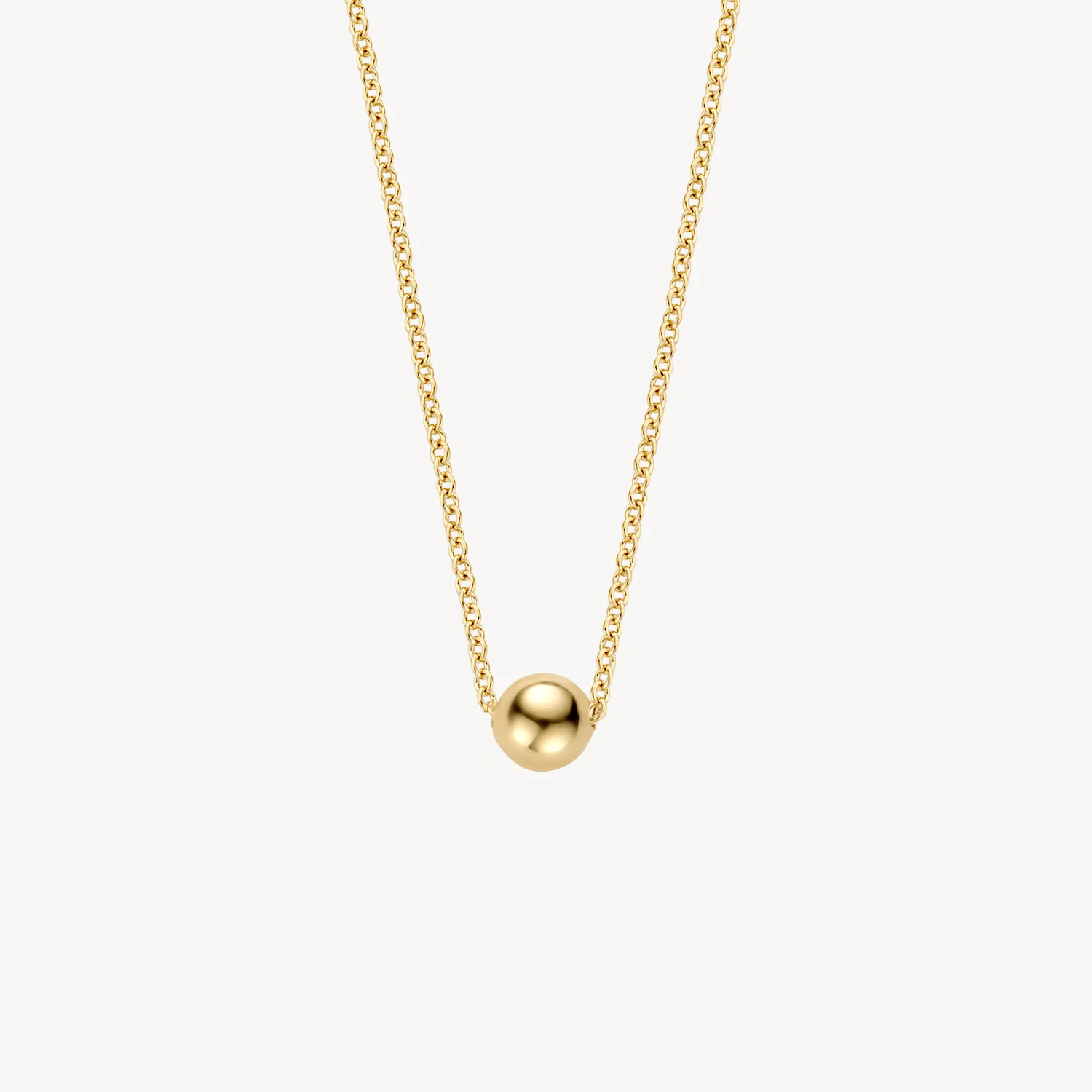 Dit 14k geelgouden collier valt op door de subtiele elegantie. De schakelketting wordt gesierd door een kogelvormige hanger met een doorsnee van 4 mm mm die vanuit het centrum over het collier heen en weer kan bewegen. Mooi op zichzelf of in combinatie met andere sieraden uit onze collectie.