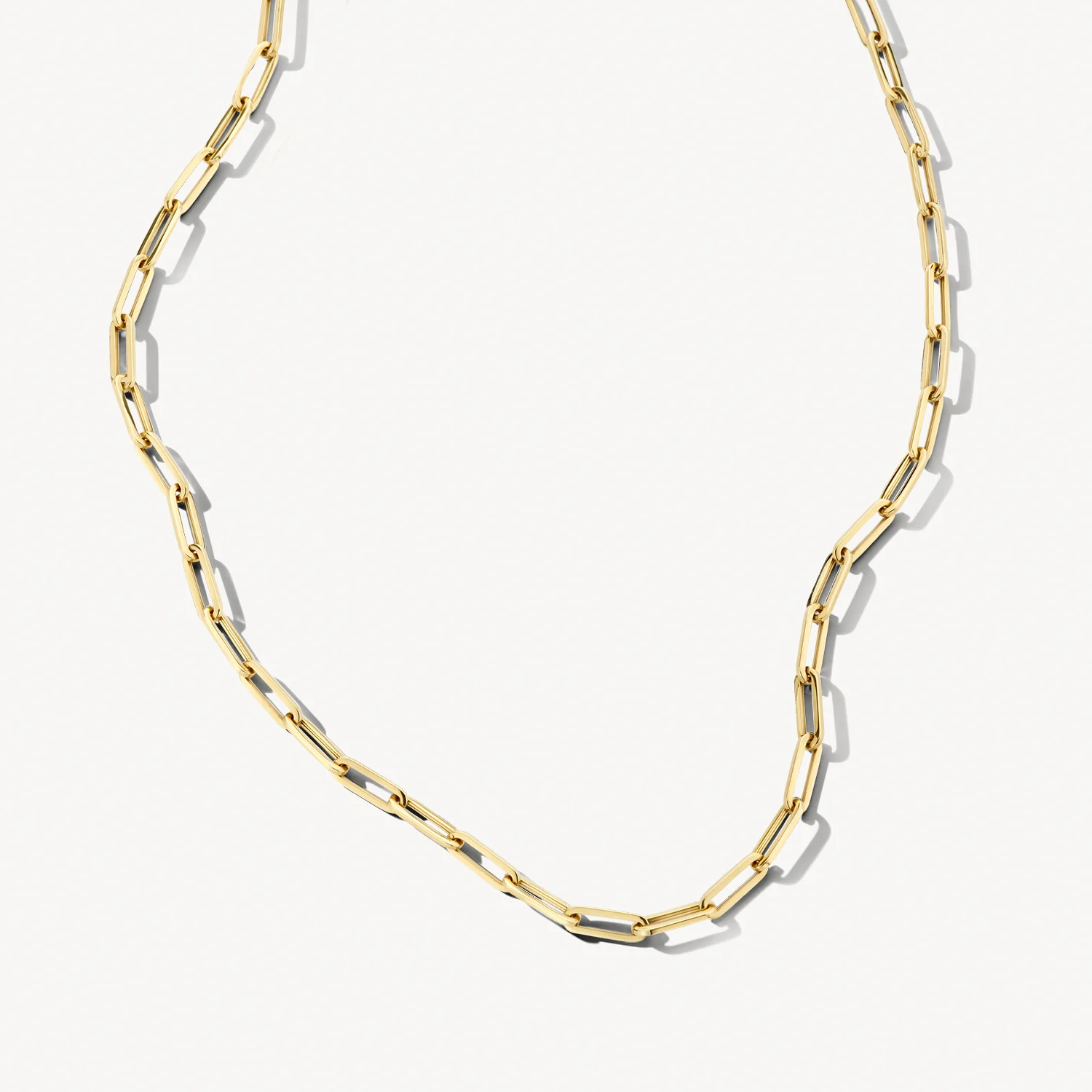 Dit elegante collier is gemaakt van 14k geelgouden schakels en heeft een lengte van 45 cm. Het stijlvolle ontwerp vormt samen met armband 2189YGO/2190YGO en oorbellen 7275YGO/7276YGO een prachtige set.