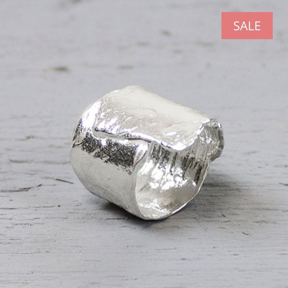 Deze ring is gemaakt van 925 sterling zilver en is bewerkt met een lichte hamerslag. Bij de ring is het zilver omgevouwen, wat hem origineel en authentiek maakt.