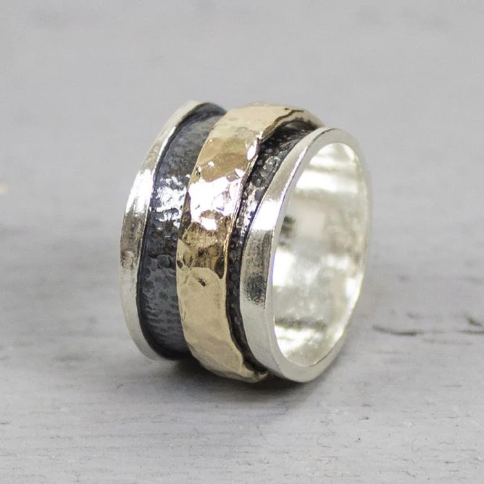 Stoere gave ring gemaakt van 925 sterling zilver, met daarbij de midden ring van geel goldfilled is.