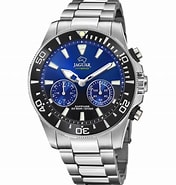 JAGUAR Heren zwitsers horloge, uit de CONNECTED MEN collectie.

Het model J888/6, in de kleur Blauw, met blauwe wijzerplaat en zilverkleurige wijzers, biedt een perfecte leesbaarheid dankzij het saffierglas.
De keuze voor een saffierkristal garandeert een uitzonderlijke zichtbaarheid van het horloge en geeft het een enorme krasbestendigheid. Vanwege de eigenschappen is het saffierkristal uitzonderlijk hard. Alleen diamant biedt een grotere hardheid dan dit materiaal en is het materiaal bij uitstek voor onderdelen die de tand des tijds doorstaan ​​terwijl ze hun schoonheid en goede uitstraling behouden. Bovendien bevat het kristal van dit horloge een antireflectiebehandeling, die grotendeels het ontstaan van ongemakkelijke reflecties voorkomt die de juiste aflezing van de wijzerplaat onder bepaalde lichtomstandigheden bemoeilijken.

De JAGUAR J888/6 is en hybride horloge. Dankzij de connected technologie van Jaguar, is dit horloge in staat om slimme functies aan zijn eigenaar te bieden.

Dit horloge is gemaakt van 316L roestvrij staal
Roestvrij staal 316L, ook wel chirurgisch staal genoemd, is een legering met speciale eigenschappen die zeer corrosiebestendig en krasbestendig zijn. Daarnaast is dit materiaal hypoallergeen van chirurgische kwaliteit, waardoor mogelijke huidreacties door langdurig gebruik worden voorkomen.
Dit horloge is uitgerust met een band van zilverkleurig roestvrij staal band en een Hiermee kan de grootte van de band eenvoudig en nauwkeurig worden aangepast, zodat het horloge perfect om uw pols past.